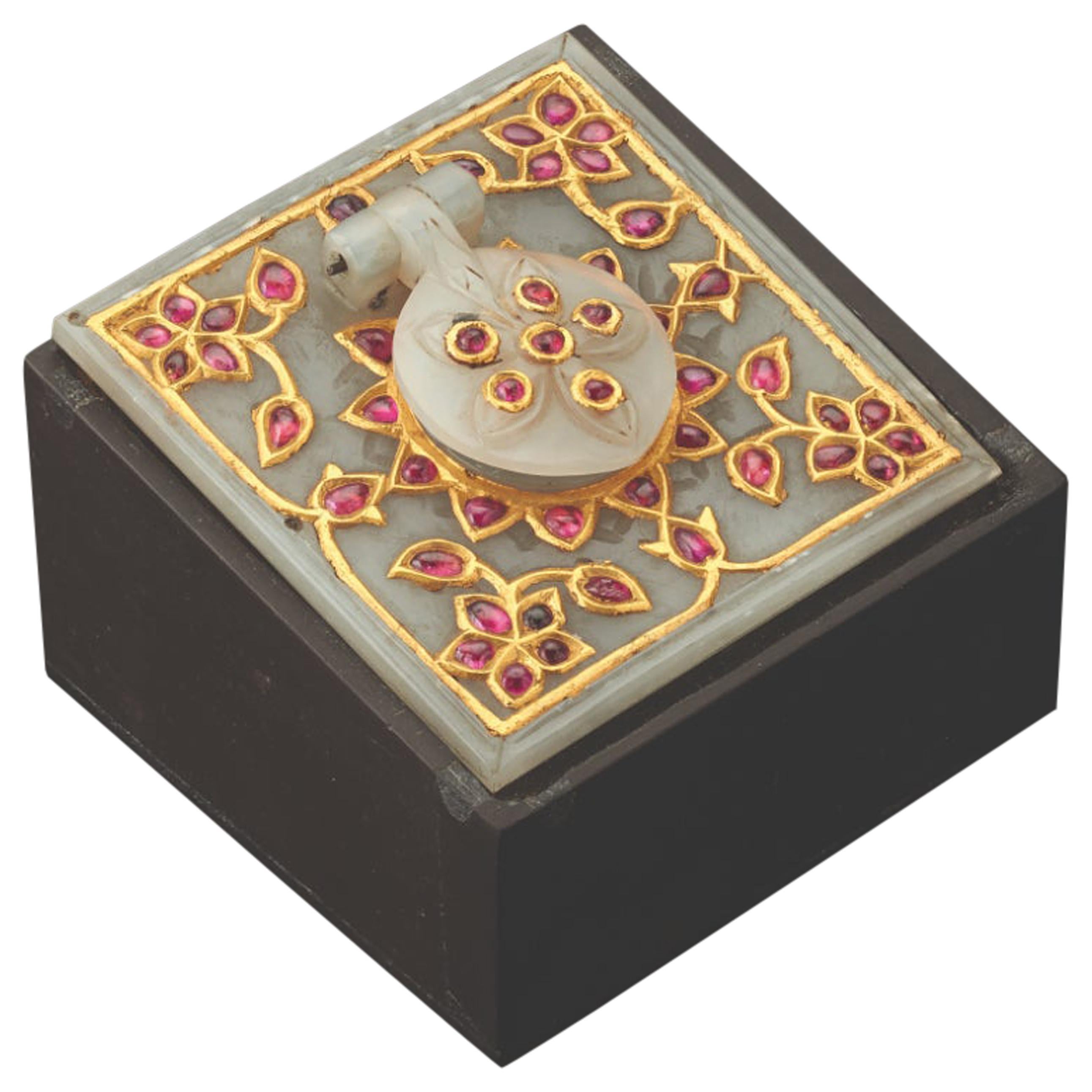Sammlung Al Thani, quadratischer indischer Mughal-Tintenfassdeckel aus weißer Jade, um 1800 im Angebot