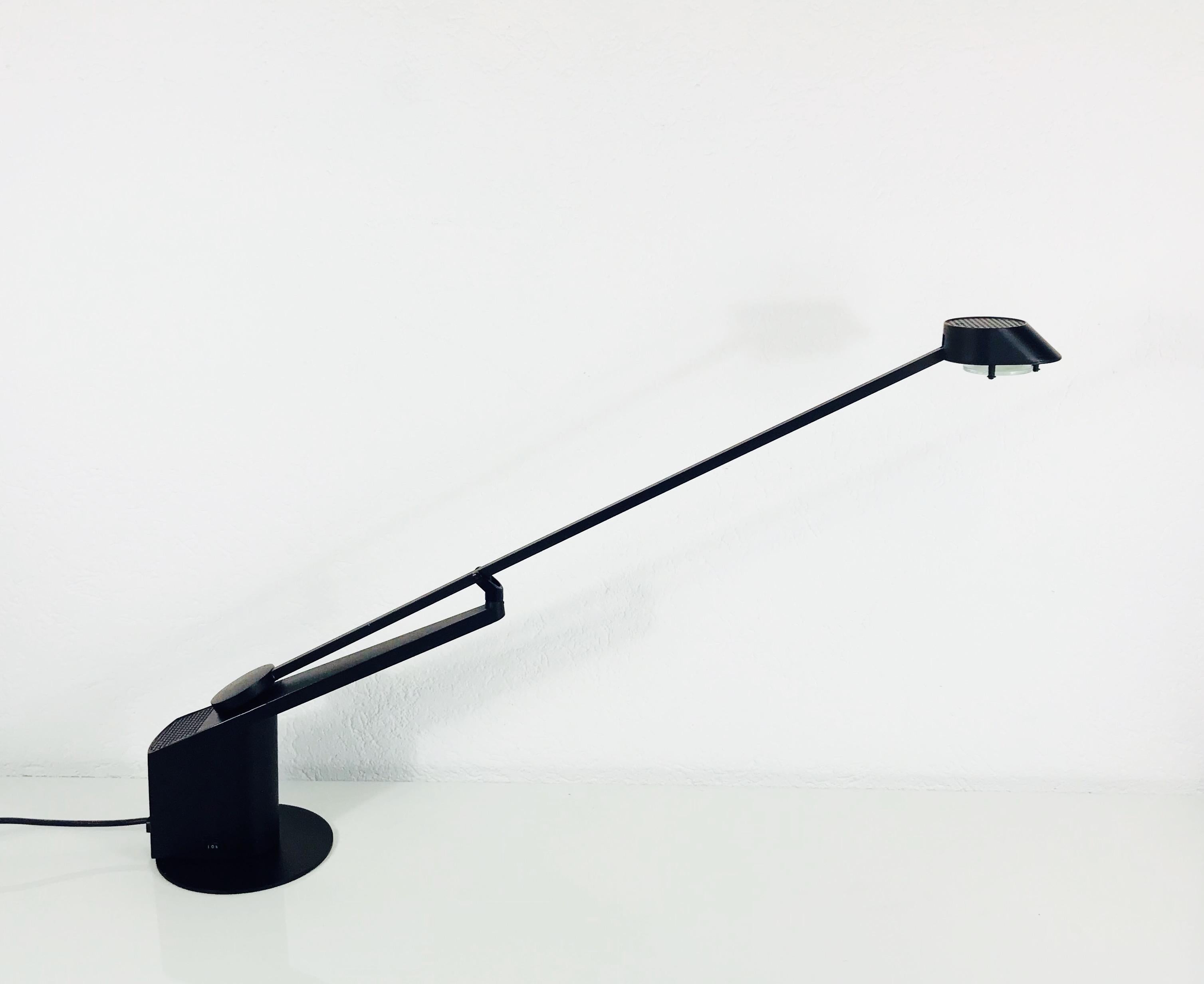 An 360 degree adjustable table lamp from Rodolfo Bonetto for the top brand Guzzini. The lamp was made and designed in Italy in 1983. It has a full black aluminum body.