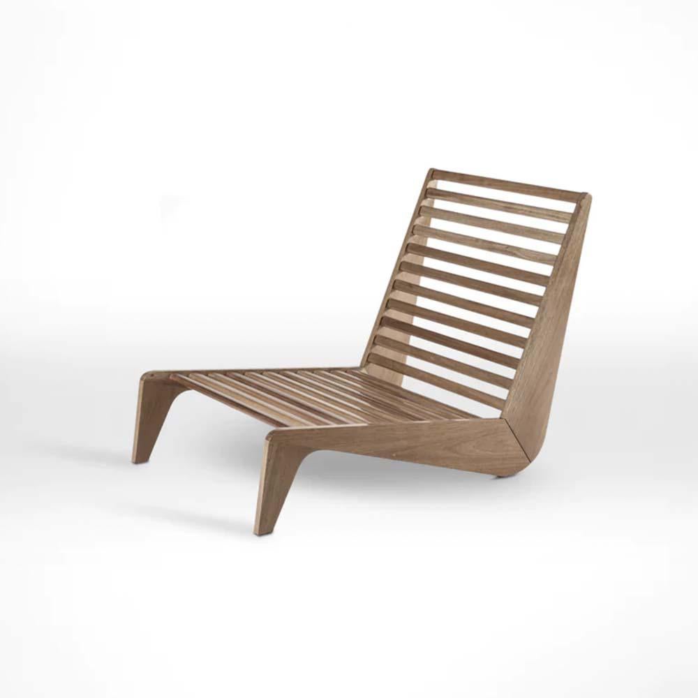 We all fall in love with this mixed influence's mahogany garden bench designed by the Swedish designer Alexander Díaz Andersson. The tropical wood allied with a typical contemporary swedish design add a resort touch to this piece. Obviously, this