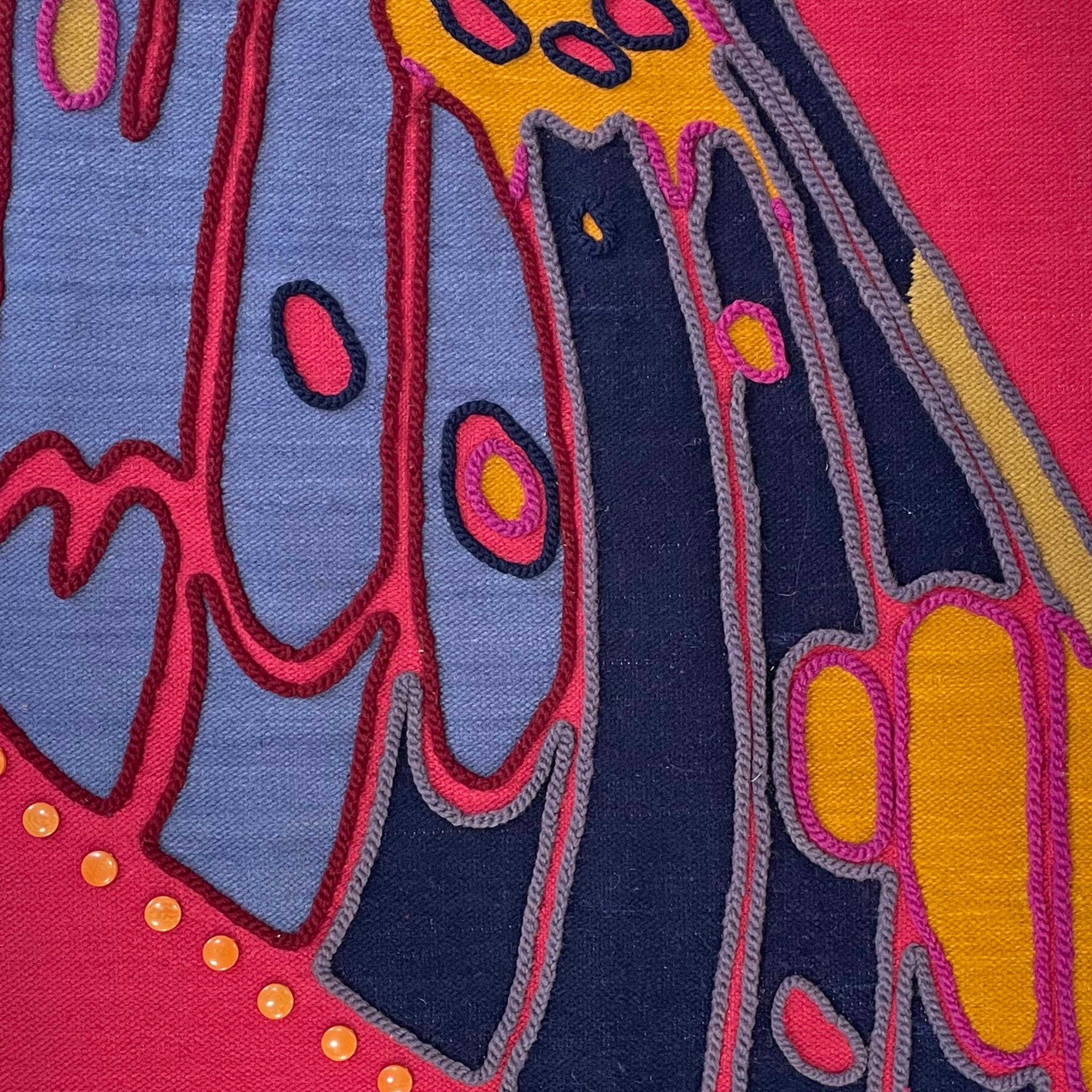 Tissée et teinte à la main avec des colorants résistants aux couleurs en laine de mouton 100% équatorienne, la tapisserie Polilla, conçue par Belen Mena, est inspirée par les papillons de nuit de la forêt nuageuse équatorienne. Chaque tapisserie est