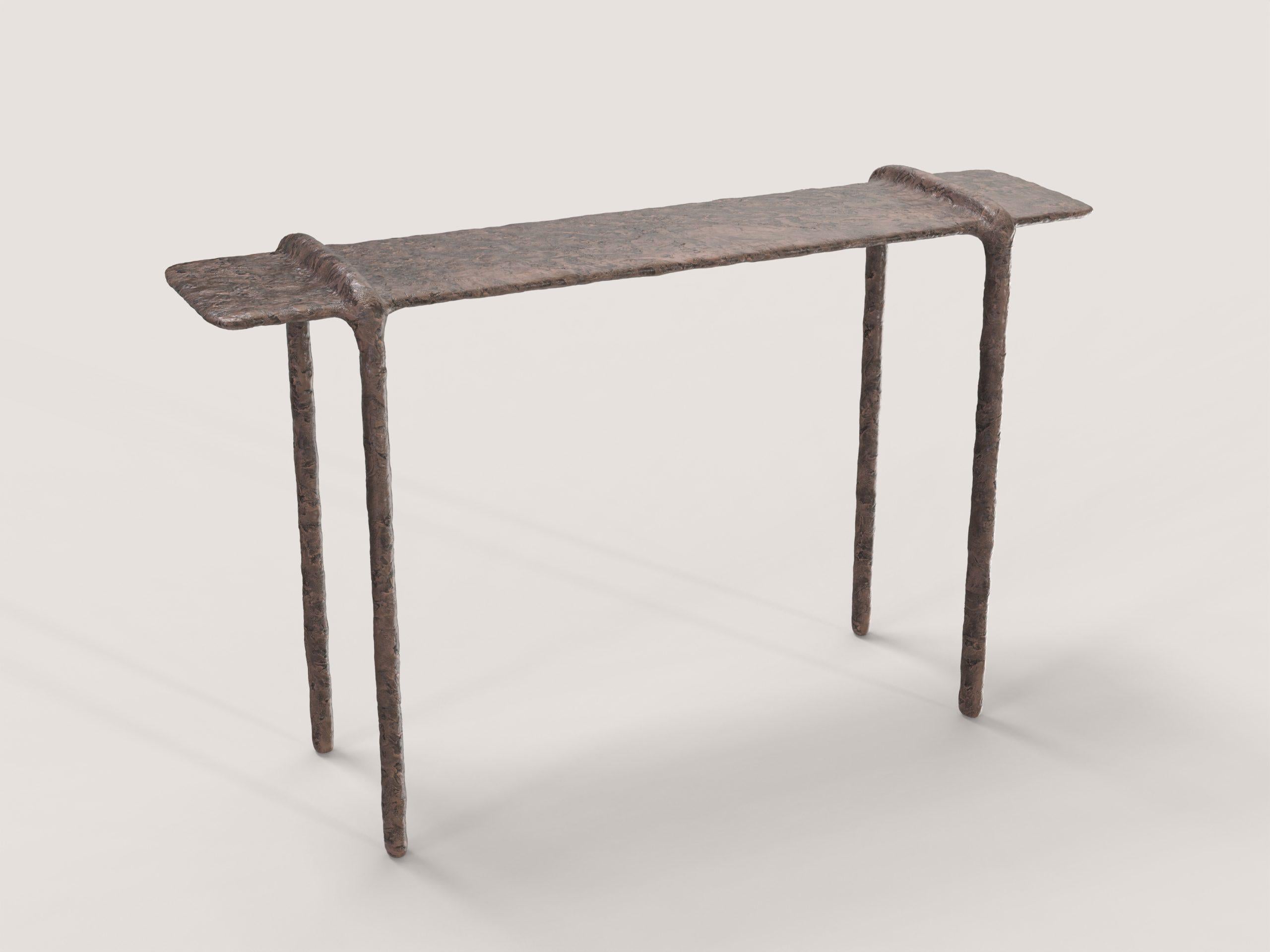 Console Ala V3 par Edizione Limitata
Edition limitée de 150 pièces. Signés et numérotés.
Dimensions : D 38 x L 140 x H 86 cm.
MATERIAL : Bronze moulé.

Edizione Limitata, c'est-à-dire 