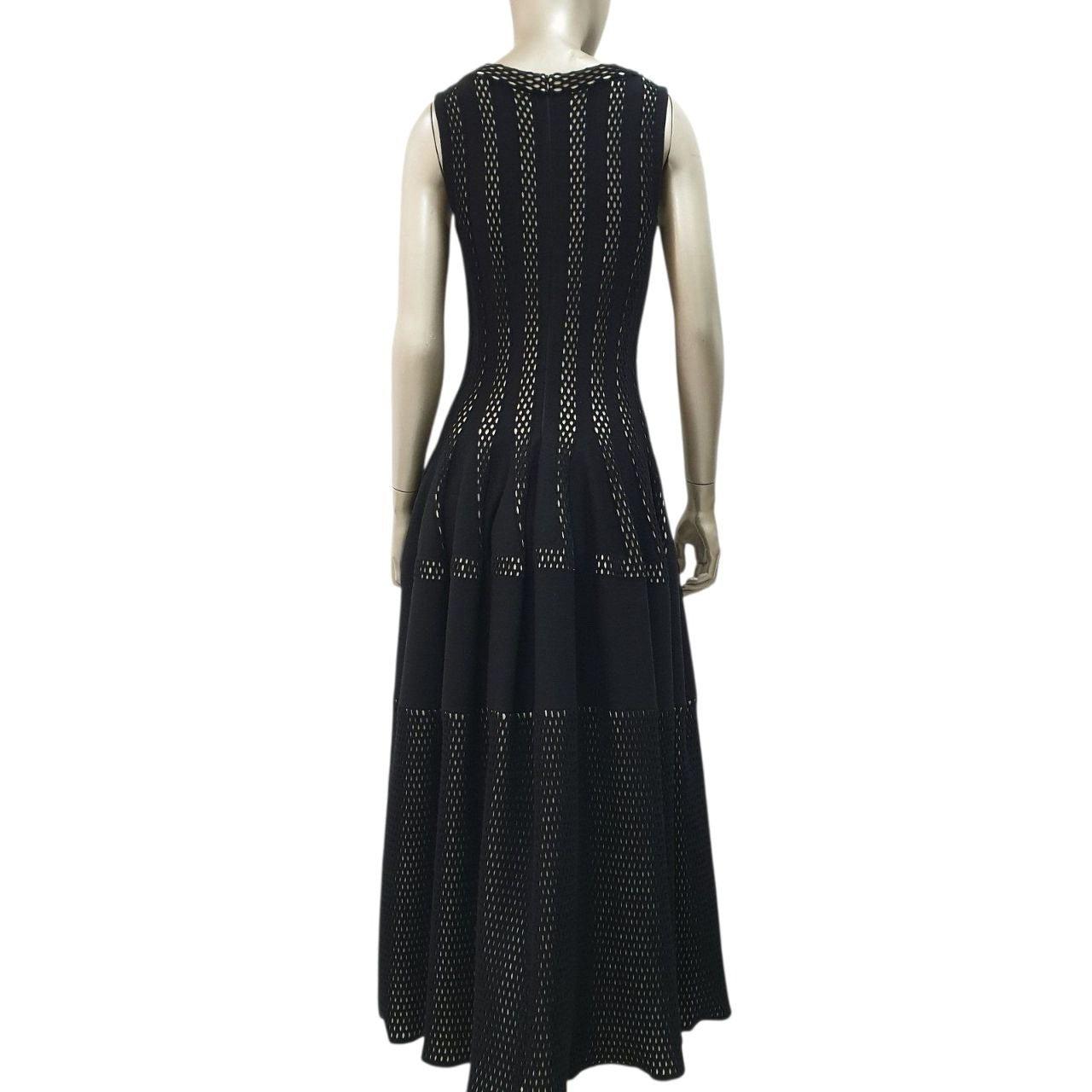  AlaЇa F/W2013 Midikleid mit Ausschnitt
Herbst 2013 Runway Collection'S 
- Schwarzes Midikleid aus weicher Wolle
- Ausgeschnittene Zierleiste in Kontrastfarbe
- Tiefe Taille & ausgestellter Faltenrock
- Reißverschluss an der Rückseite


- 70% Wolle,