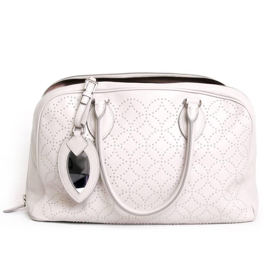 Alaïa 'Arabesque' Bag in Pearl Gray Smooth Lamb Leather In Good Condition For Sale In Paris, FR
