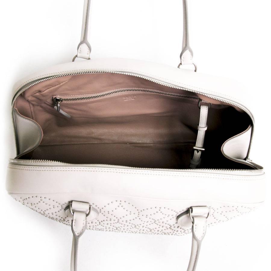 Women's Alaïa 'Arabesque' Bag in Pearl Gray Smooth Lamb Leather For Sale