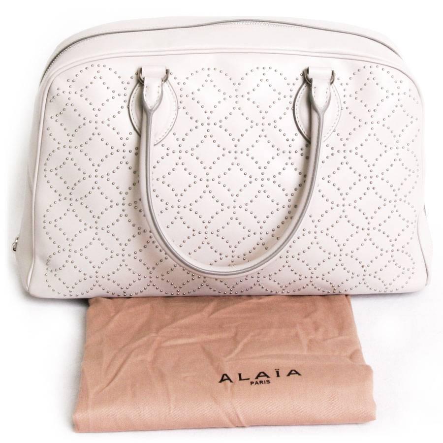 Alaïa 'Arabesque' Bag in Pearl Gray Smooth Lamb Leather For Sale 1