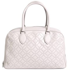 Alaïa 'Arabesque' Tasche aus perlengrauem, glänzendem Lammleder