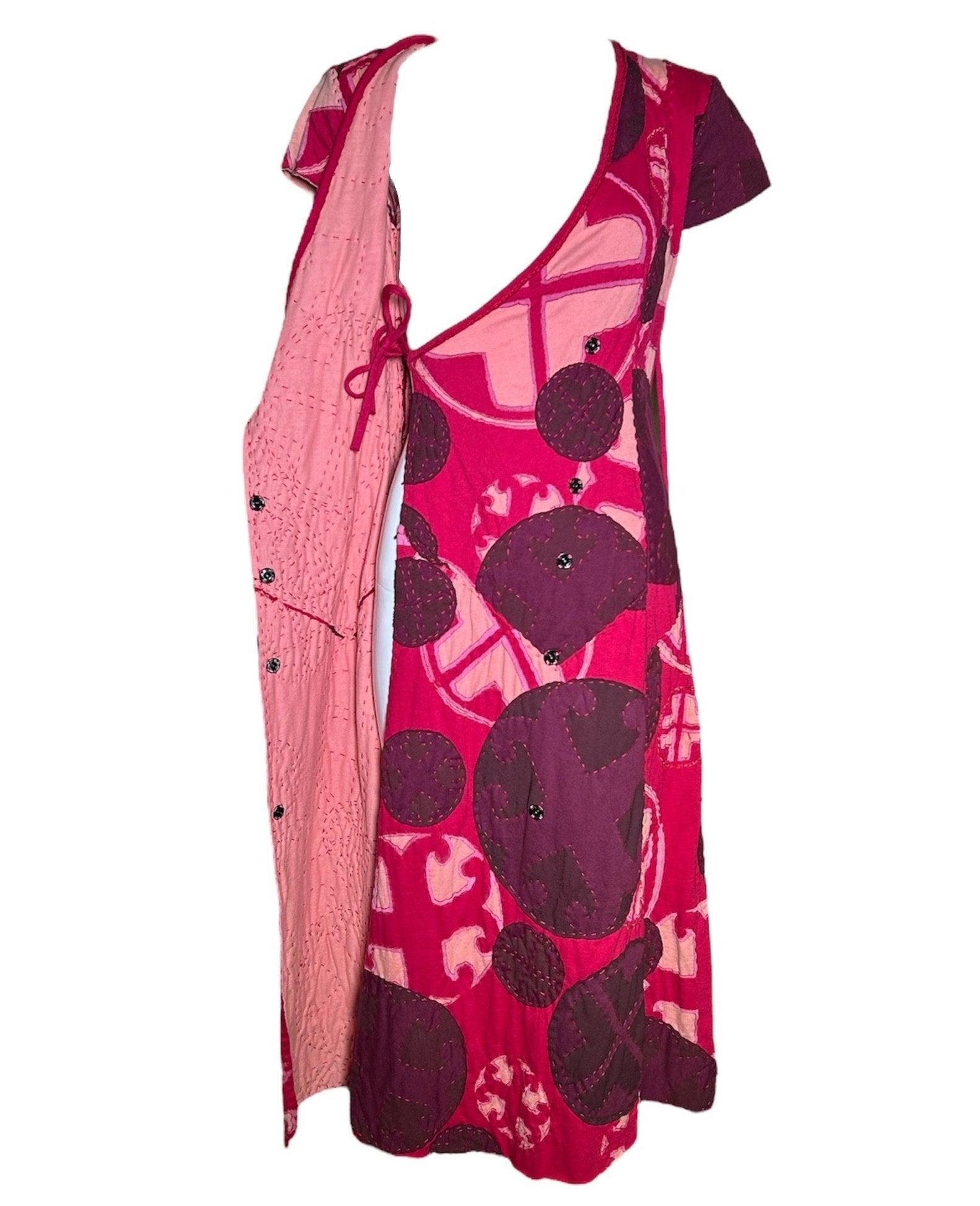 Dieses rosafarbene Wickelkleid in limitierter Auflage ist die perfekte Kombination aus individuellem Streetstyle und gehobenem Tageskleid. Mit einer bewussten Anspielung auf das amerikanische Quilting-Bienenhandwerk machte sich Project Alabama die