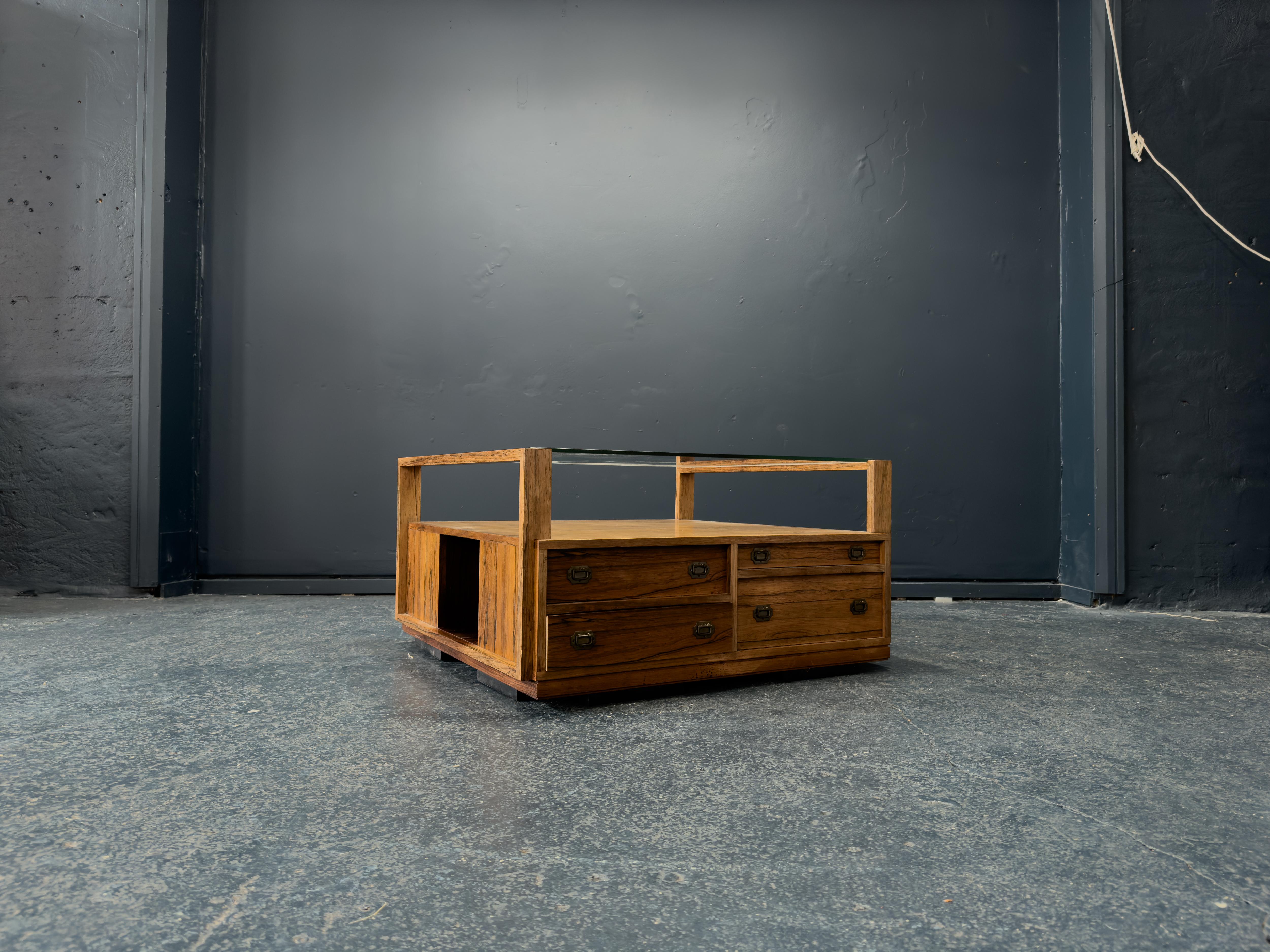 Dieser wunderbare Couchtisch aus Hartholz wurde 1964 von Henning Korch für Silkeborg Møbler entworfen und bietet eine hervorragende Balance zwischen Funktionalität und schlichtem Design. Die quadratische Glastischplatte liegt nahtlos auf dem