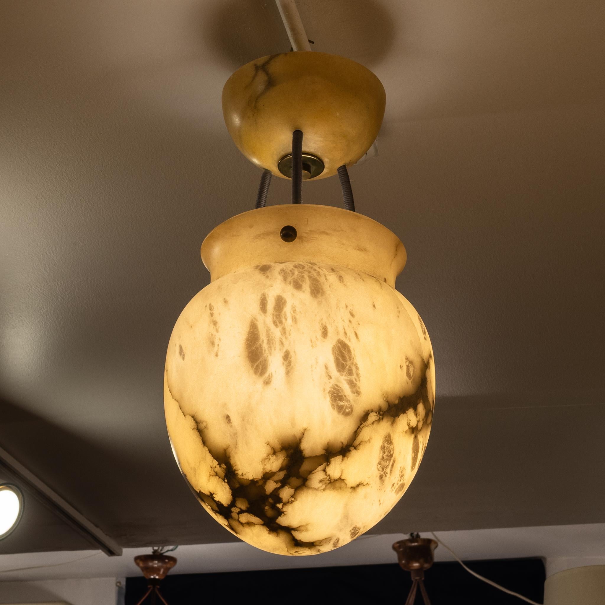 Art Déco Lampada Amphora in alabastro in vendita