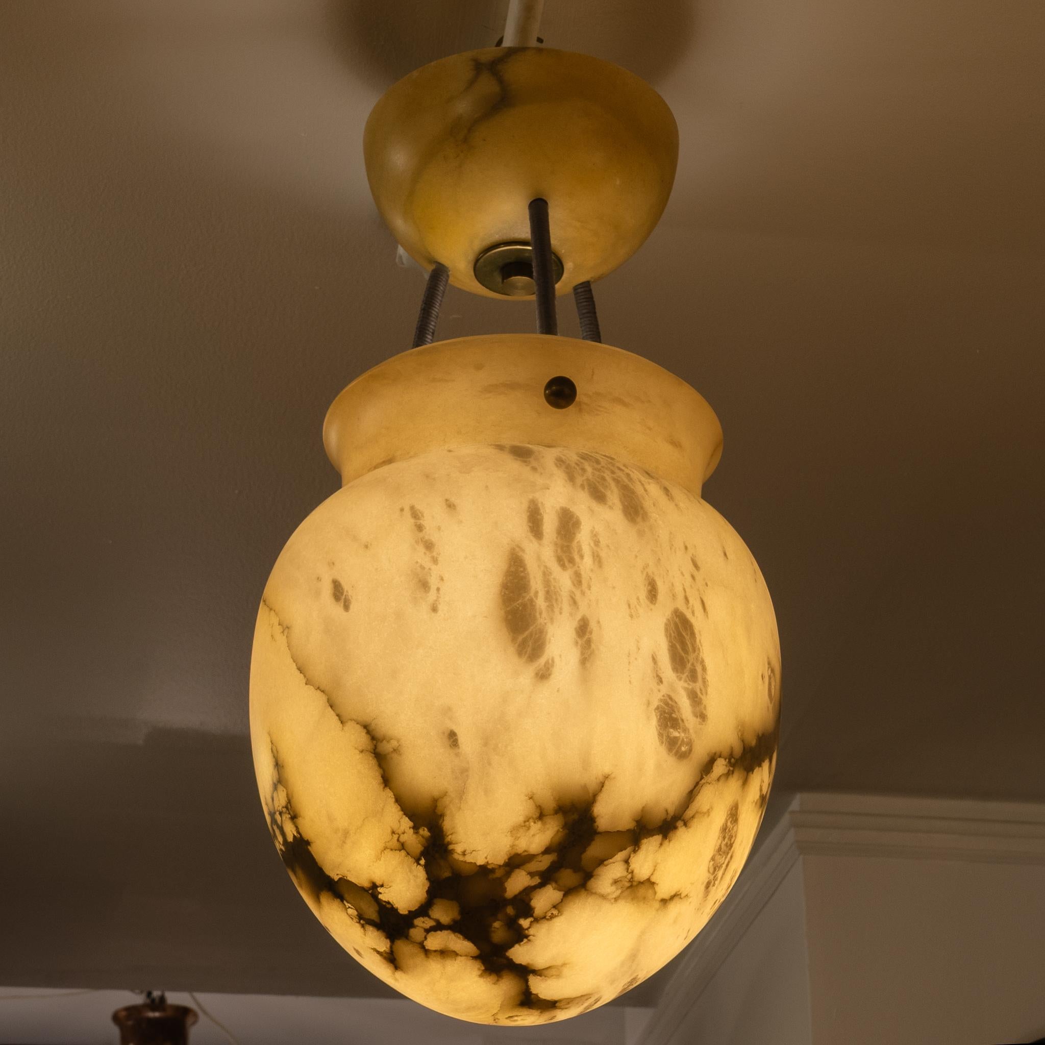 Inizio XX secolo Lampada Amphora in alabastro in vendita