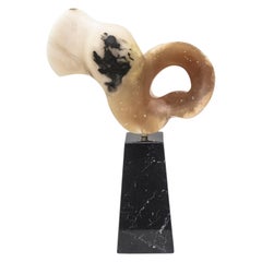 Escultura orgánica abstracta de alabastro y mármol negro blanco roto, tostado, vintage