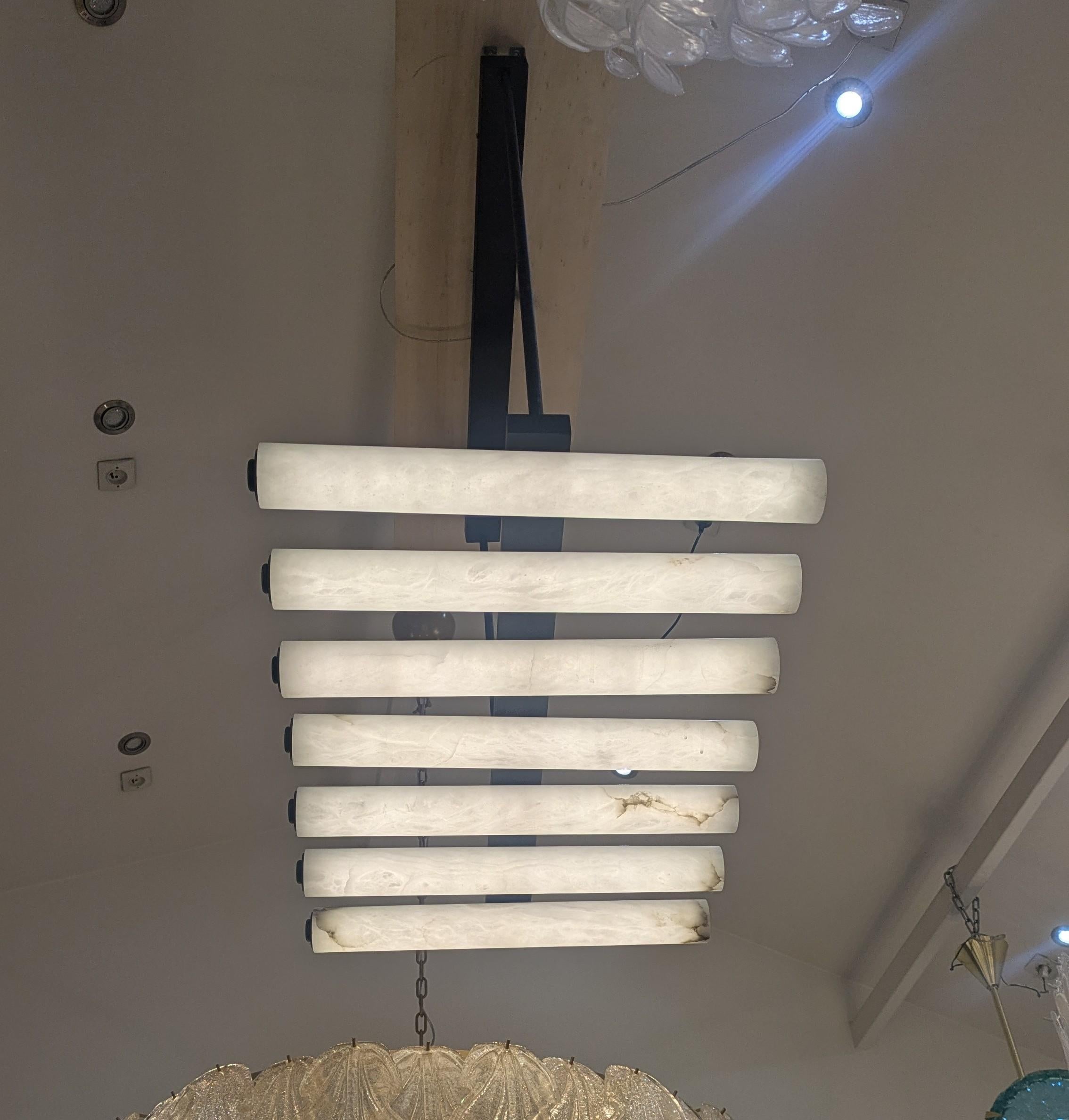 Lampadario in alabastro e metallo nero in vendita 4
