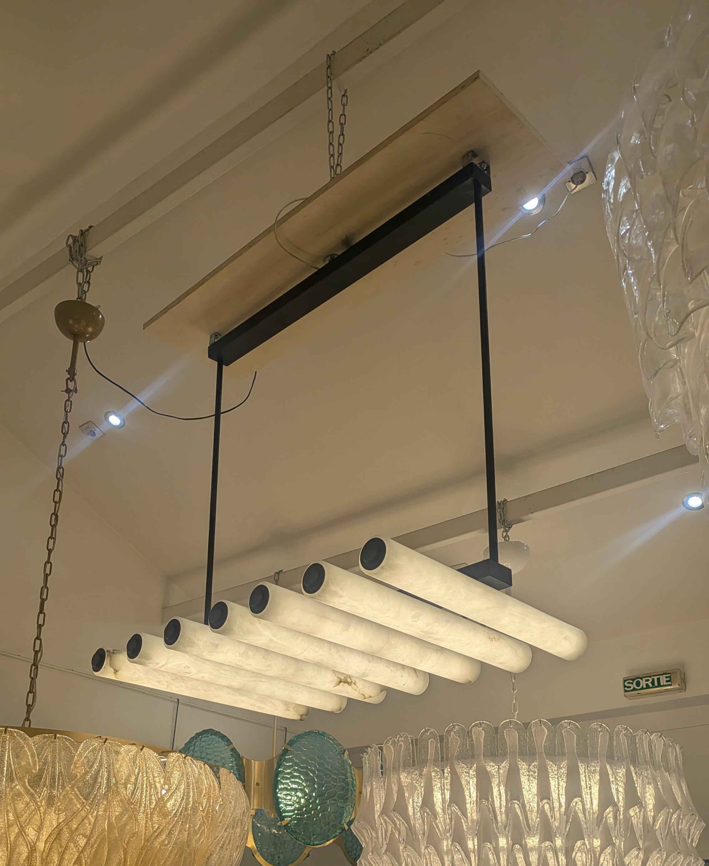Lampadario in alabastro e metallo nero in vendita 6