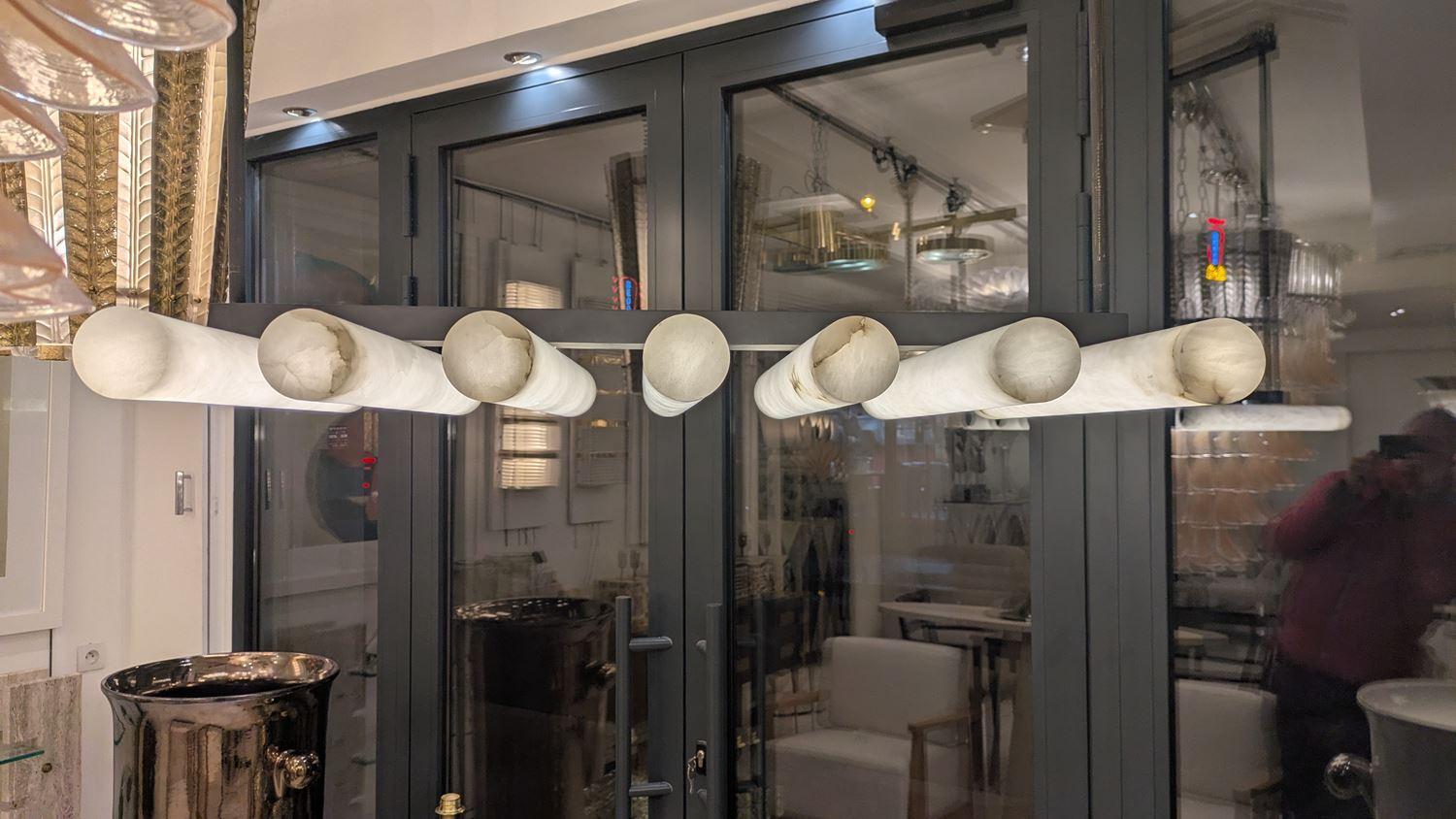 Francese Lampadario in alabastro e metallo nero in vendita