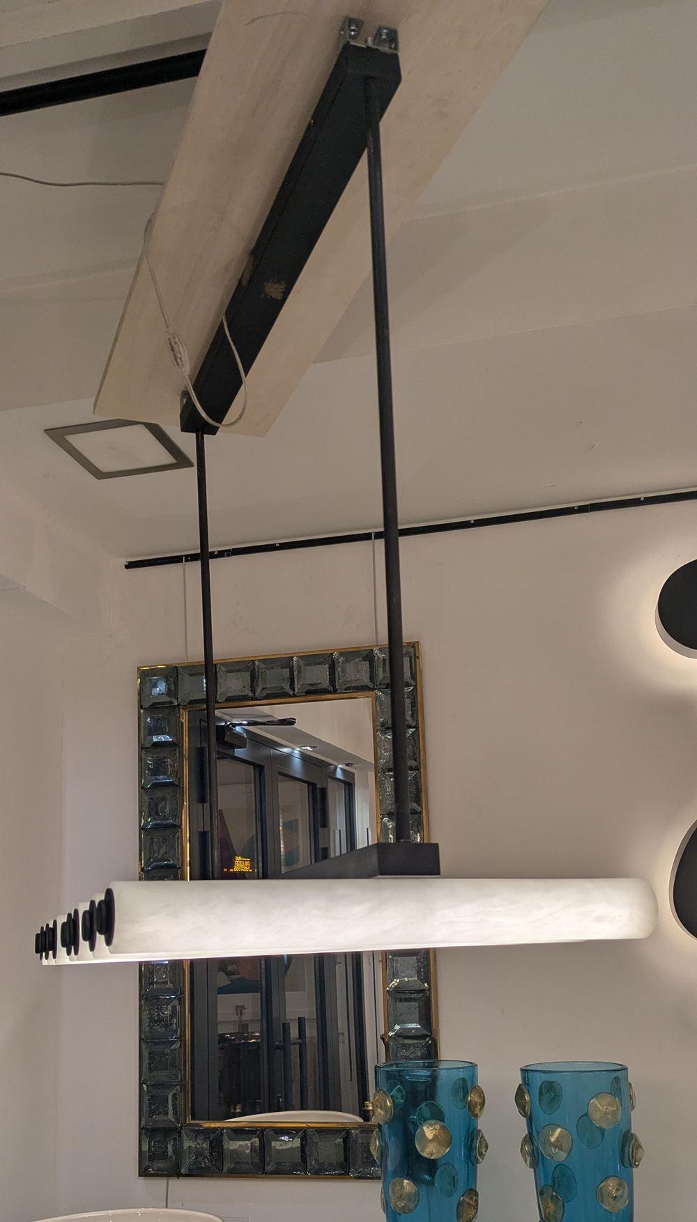 Lampadario in alabastro e metallo nero In condizioni ottime in vendita a Saint-Ouen, FR