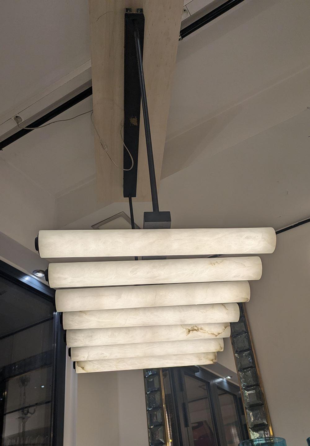 XXI secolo e contemporaneo Lampadario in alabastro e metallo nero in vendita