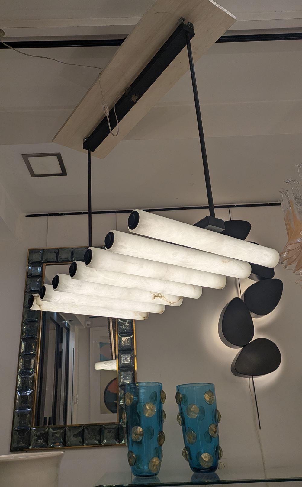Metallo Lampadario in alabastro e metallo nero in vendita
