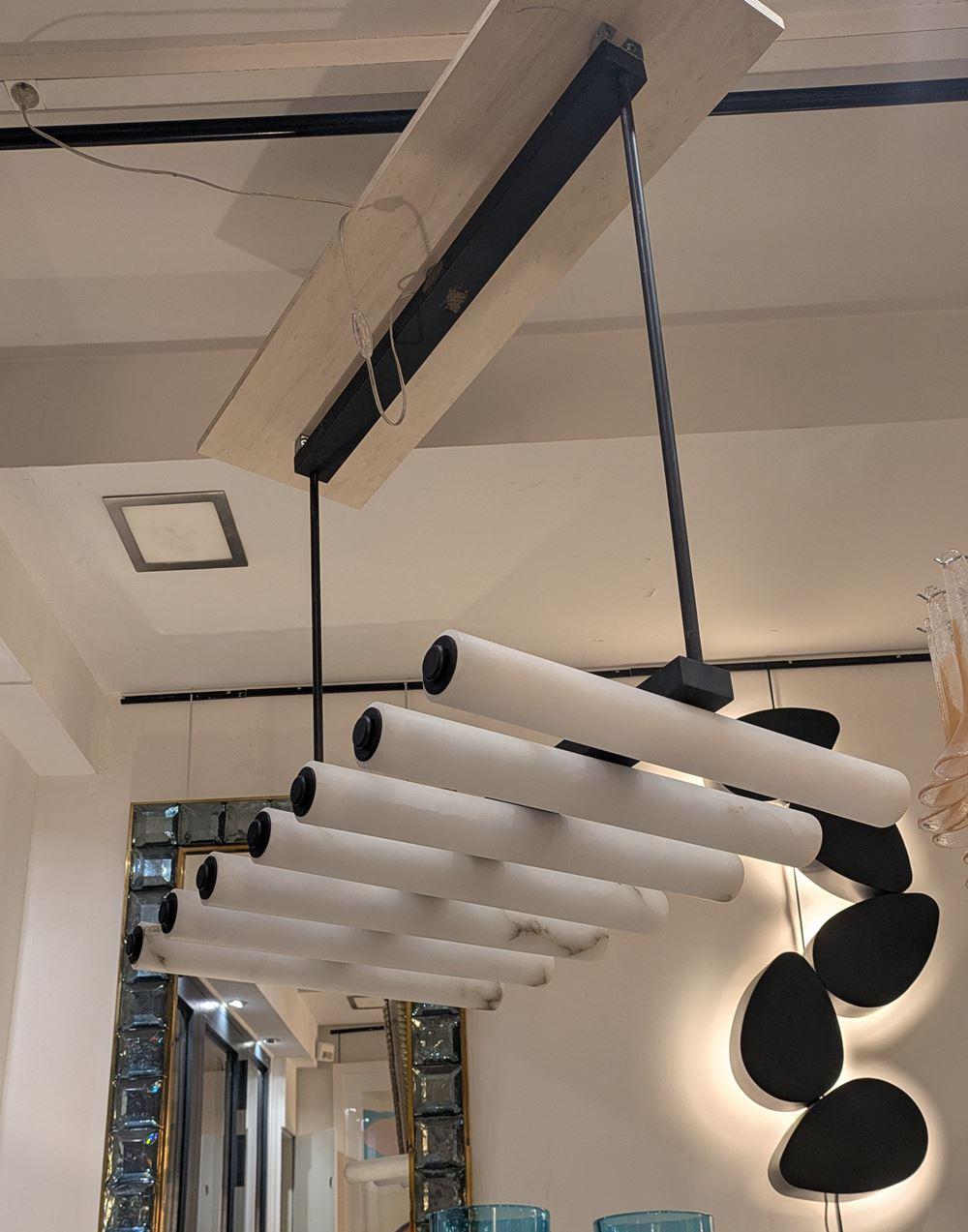Lampadario in alabastro e metallo nero in vendita 1