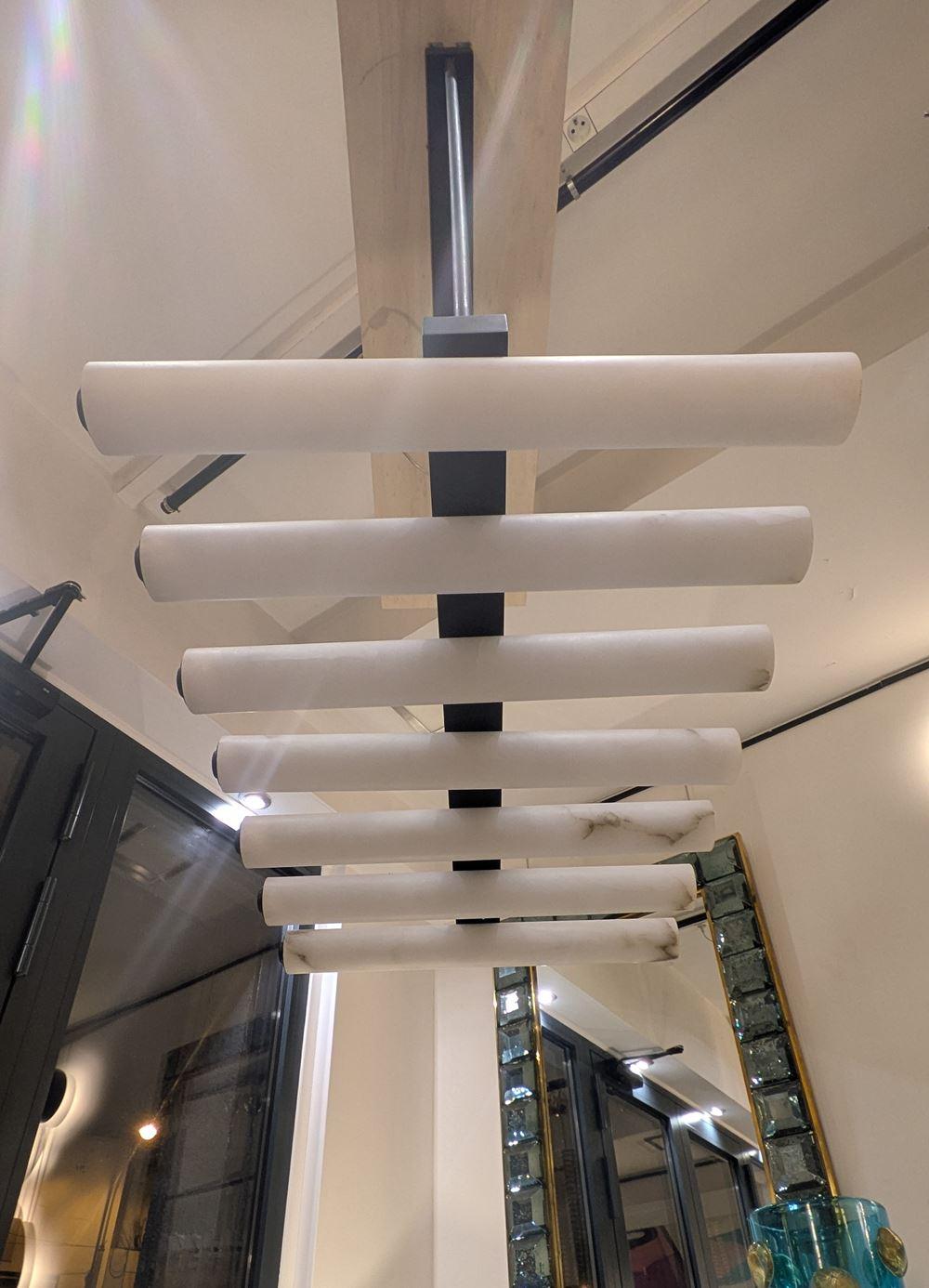 Lampadario in alabastro e metallo nero in vendita 2