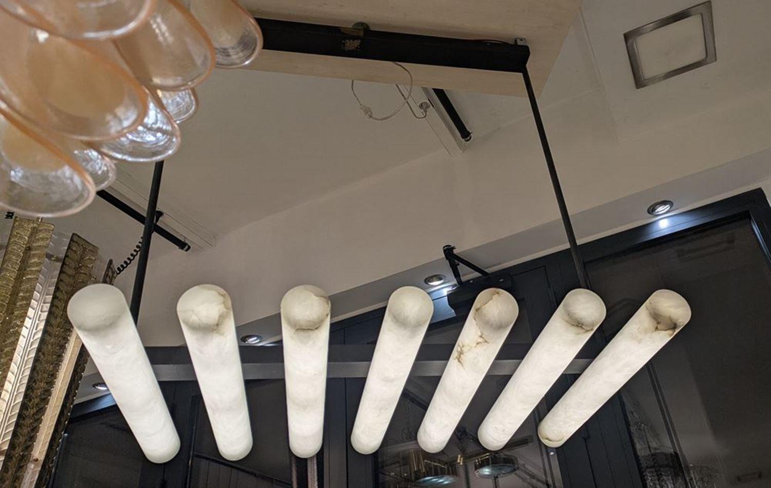 Lampadario in alabastro e metallo nero in vendita 3