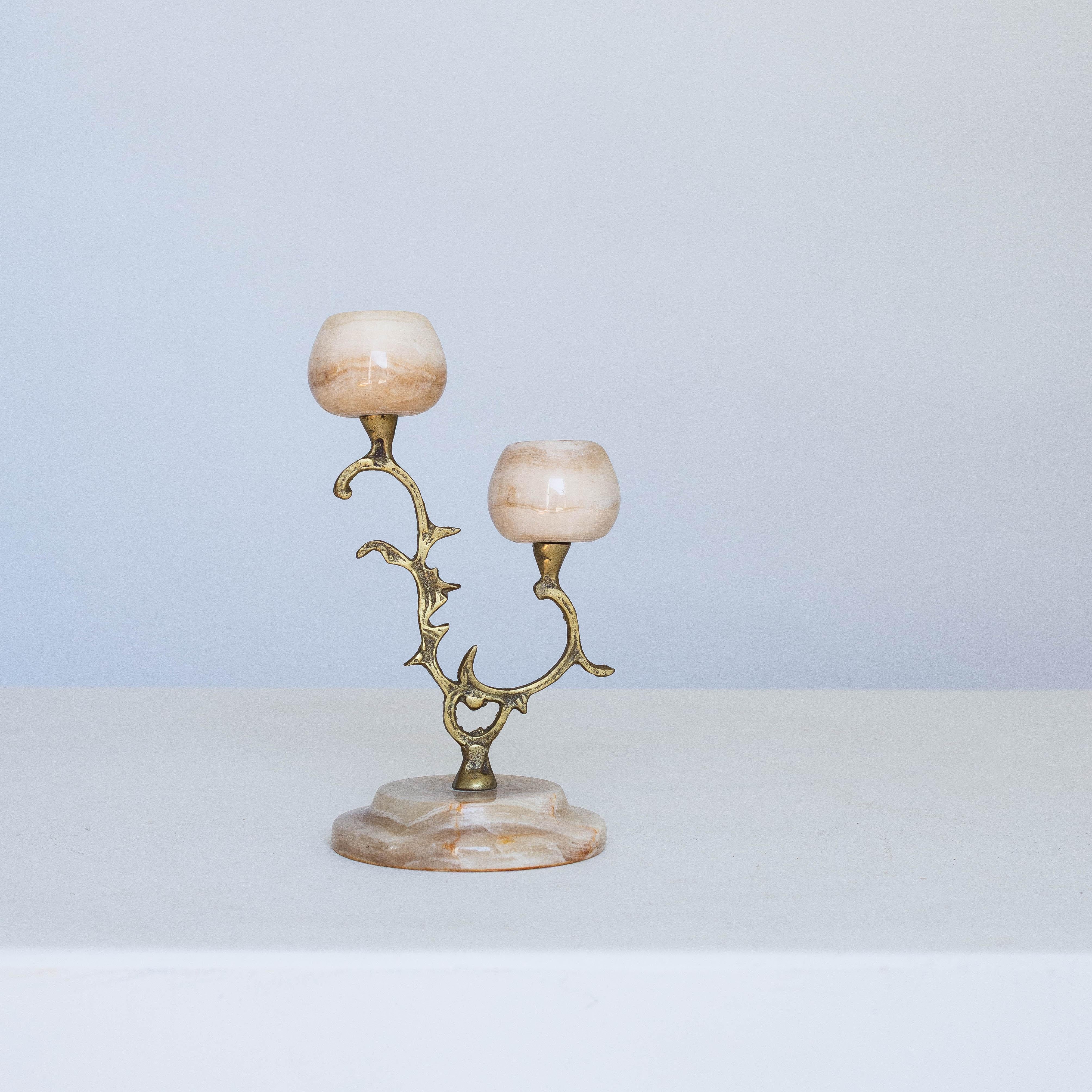 Alabaster and Brass Candelabra - Italy -  Early 20th Century

Elegant double-arm candelabra from the 1920s.

Entirely made of brass and alabaster (in shades of cream and soft pink).


Dimensions : 20cm height x 12cm width x 10cm depth