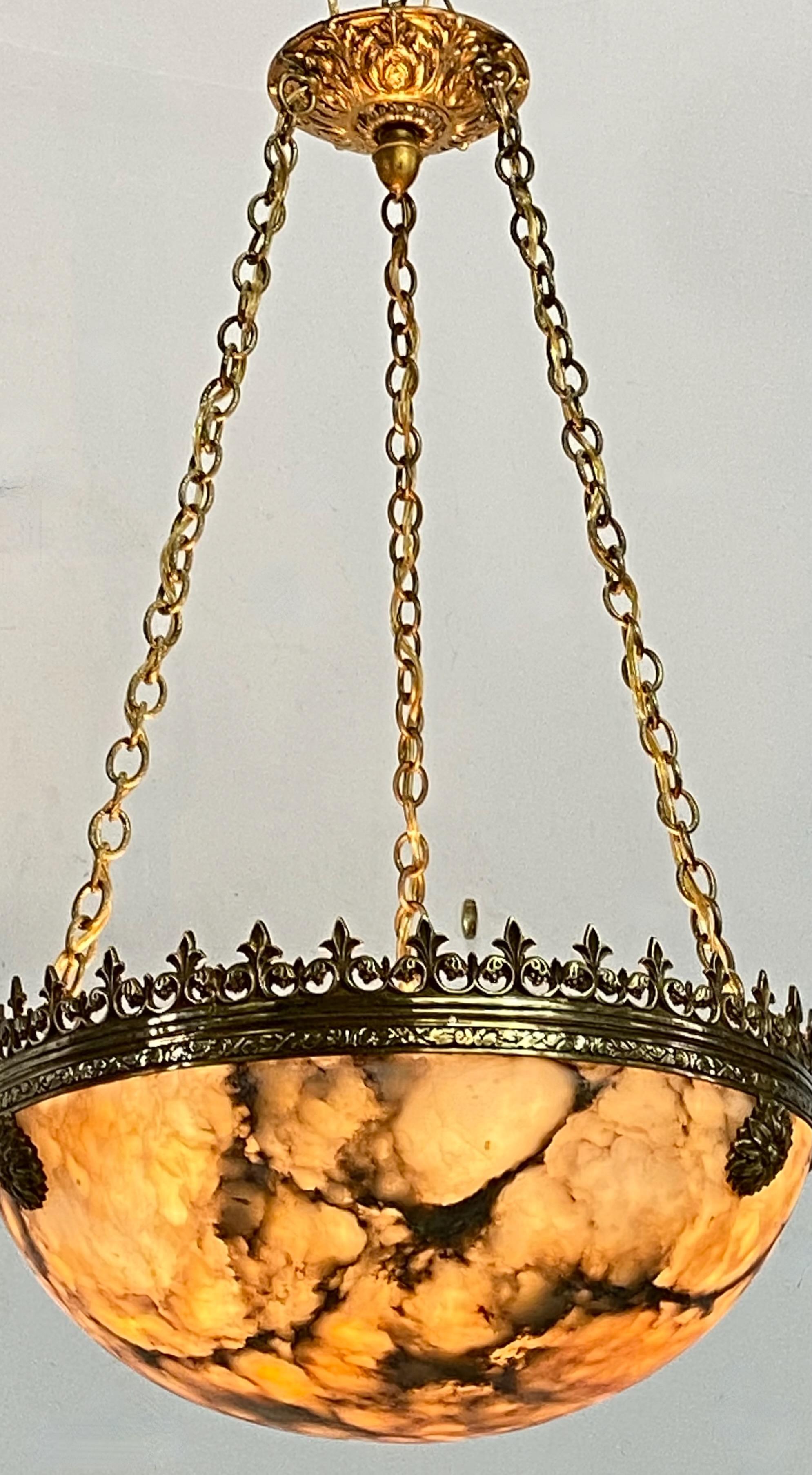 Un exceptionnel luminaire en albâtre avec une quincaillerie originale en laiton.
Restauré et recâblé, prêt à être installé.
Début du 20e siècle, vers 1910.