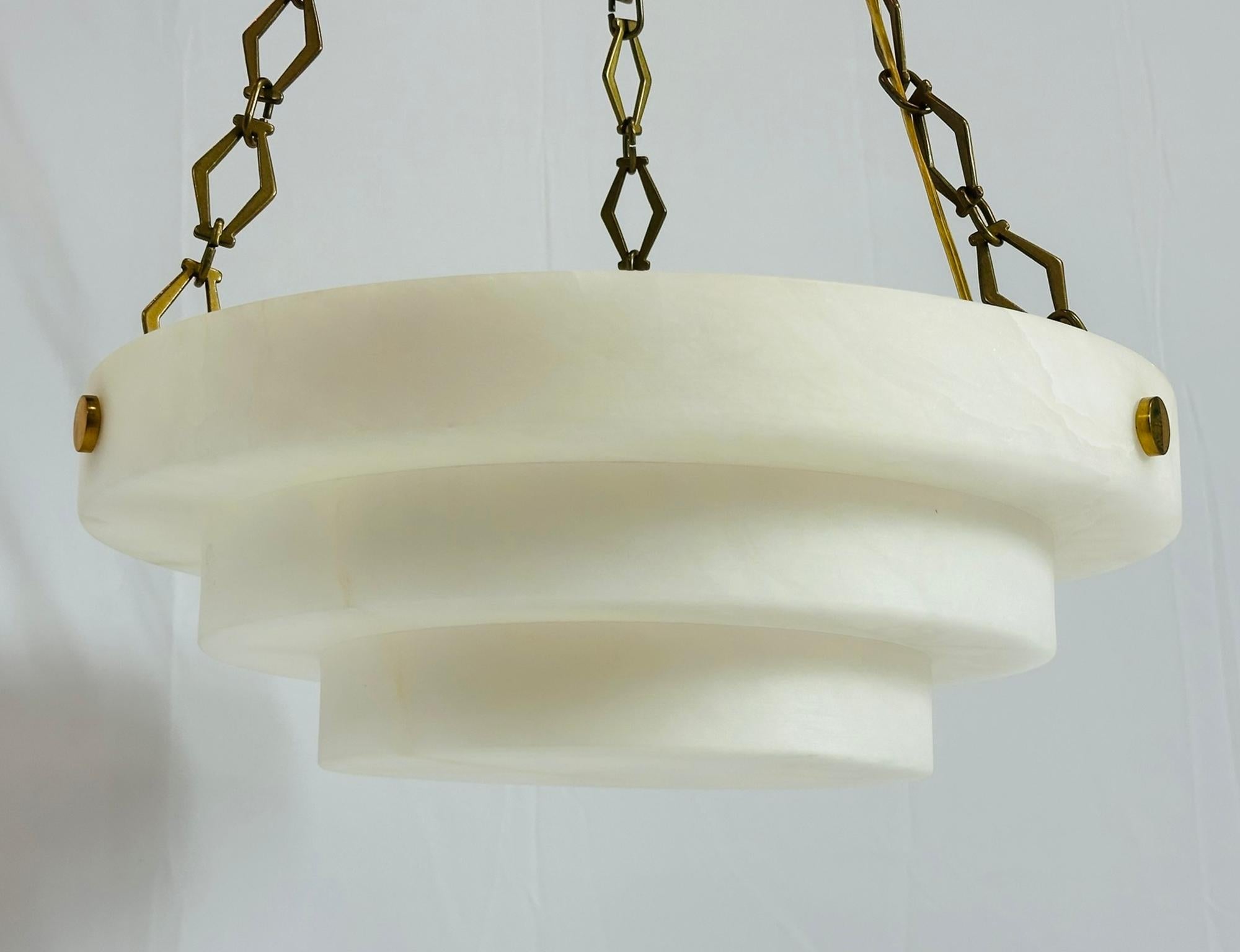 Atemberaubender Kronleuchter aus Alabaster und Messing, entworfen und hergestellt von Vaughan Lighting.

Das Stück ist Teil der Collection'S Verona.

Vollständig gelabelt.

Abmessungen:
27 Zoll Gesamthöhe x 18 Zoll im Durchmesser.
Die Kappe hat