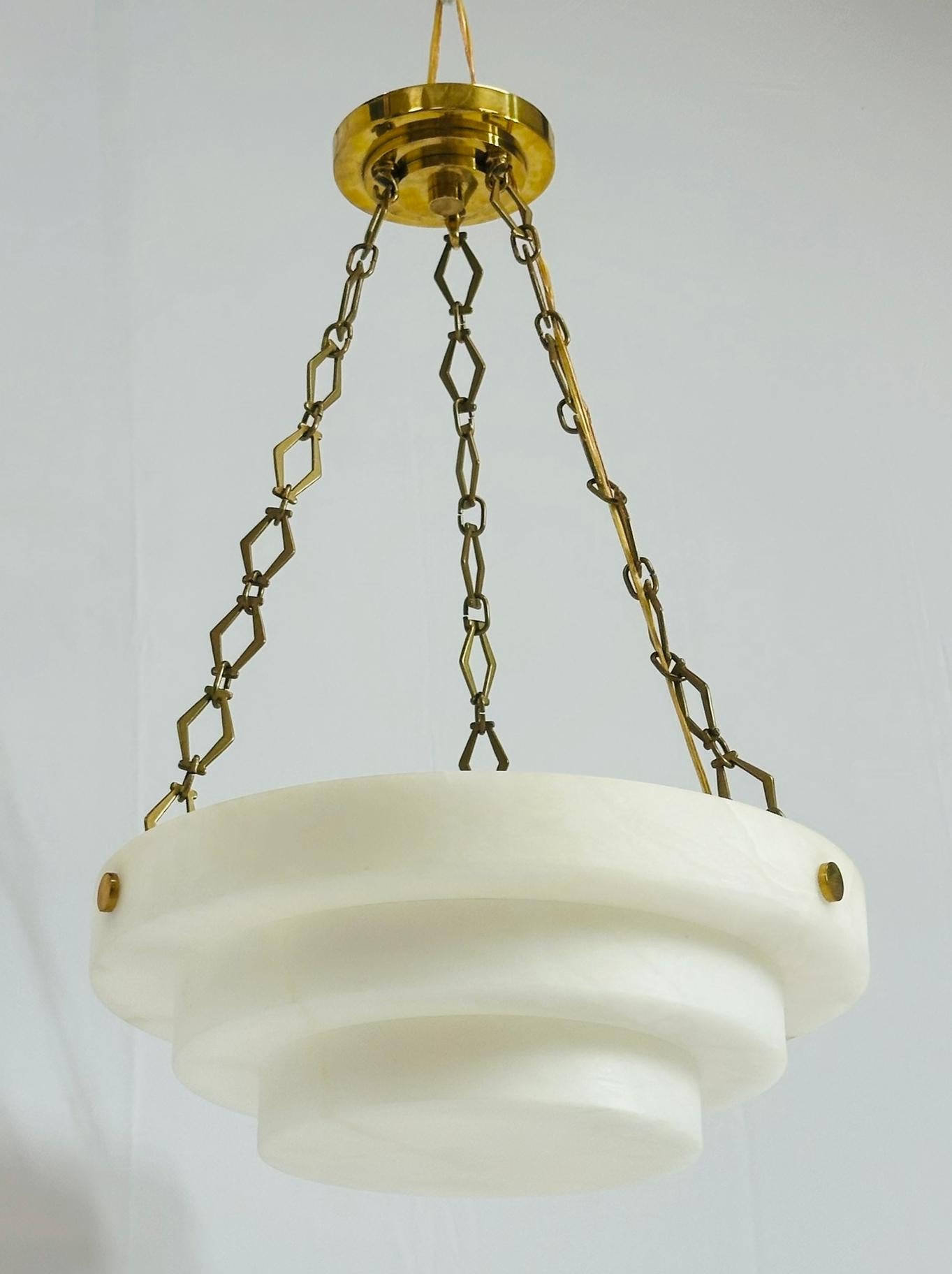 Kronleuchter „Verona“ aus Alabaster und Messing, Vaughan-Beleuchtung (Moderne) im Angebot