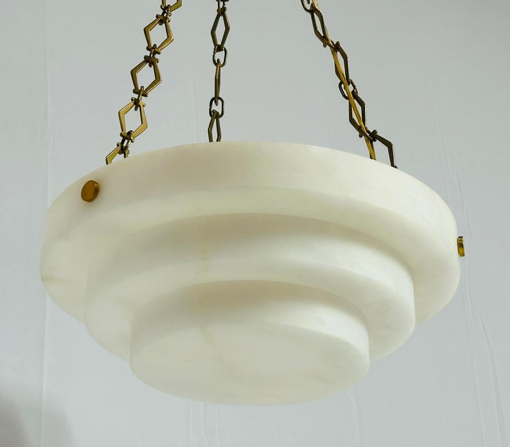 Kronleuchter „Verona“ aus Alabaster und Messing, Vaughan-Beleuchtung im Zustand „Gut“ im Angebot in Los Angeles, CA