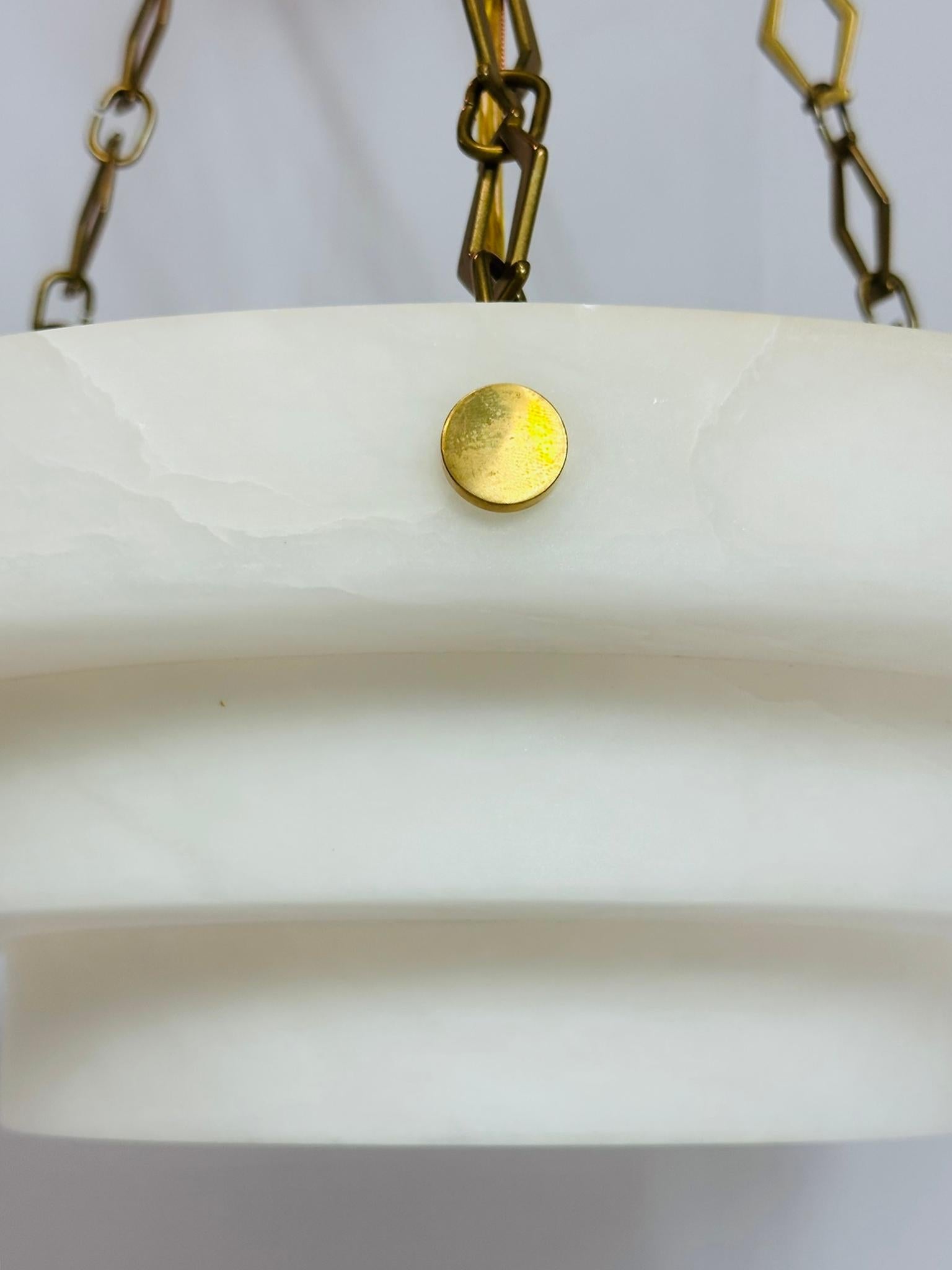 Kronleuchter „Verona“ aus Alabaster und Messing, Vaughan-Beleuchtung (21. Jahrhundert und zeitgenössisch) im Angebot