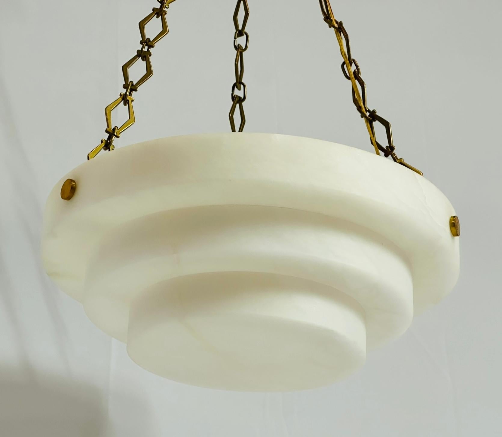 Kronleuchter „Verona“ aus Alabaster und Messing, Vaughan-Beleuchtung im Angebot 3