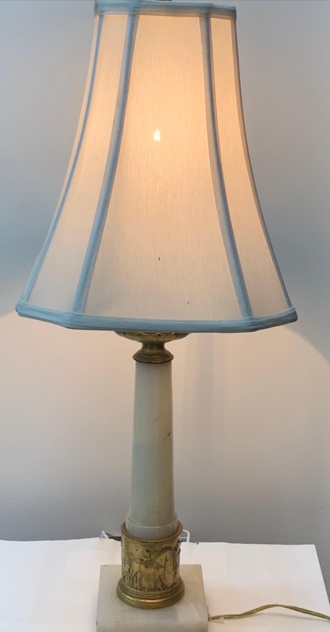 Alabaster and Bronze Neoclassical Table Lamp In Good Condition In Guaynabo, PR