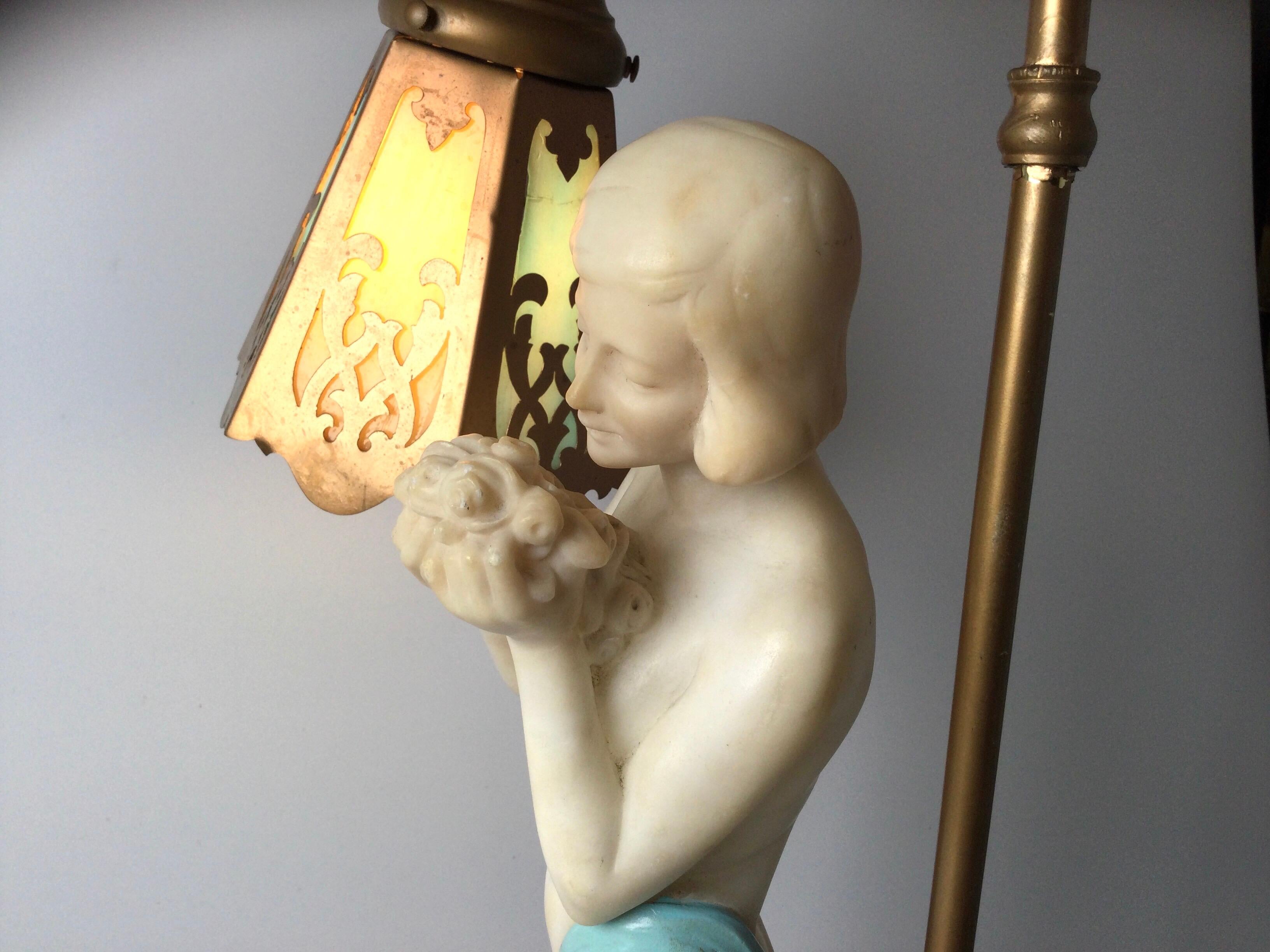 Lampe figurative semi-nue en albâtre et bronze signée avec abat-jour en verre de scorie en vente 4
