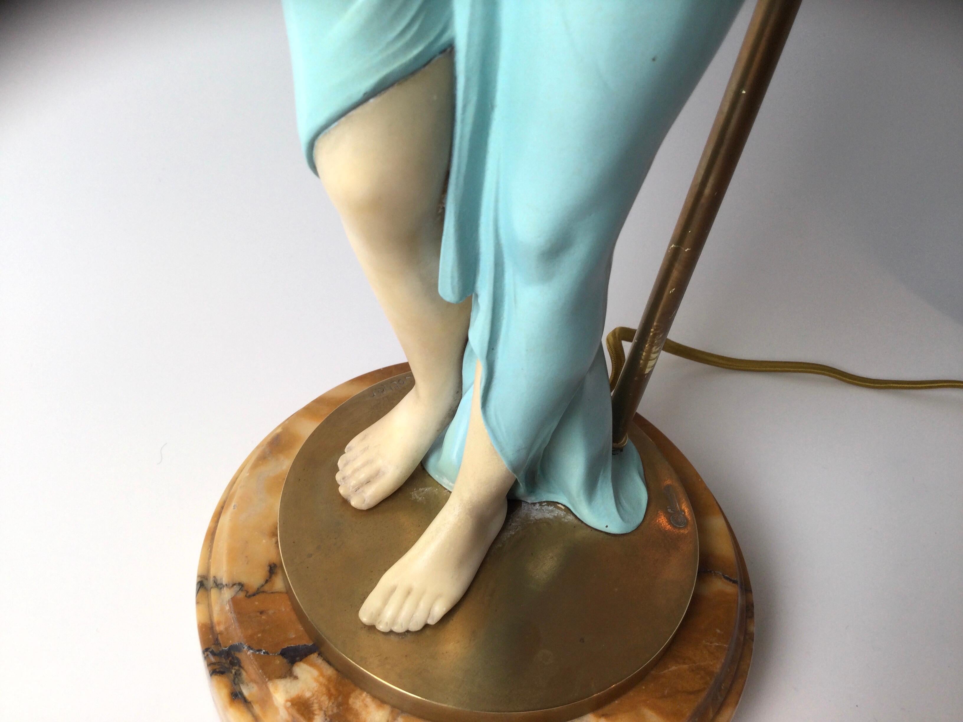 Lampe figurative semi-nue en albâtre et bronze signée avec abat-jour en verre de scorie en vente 5
