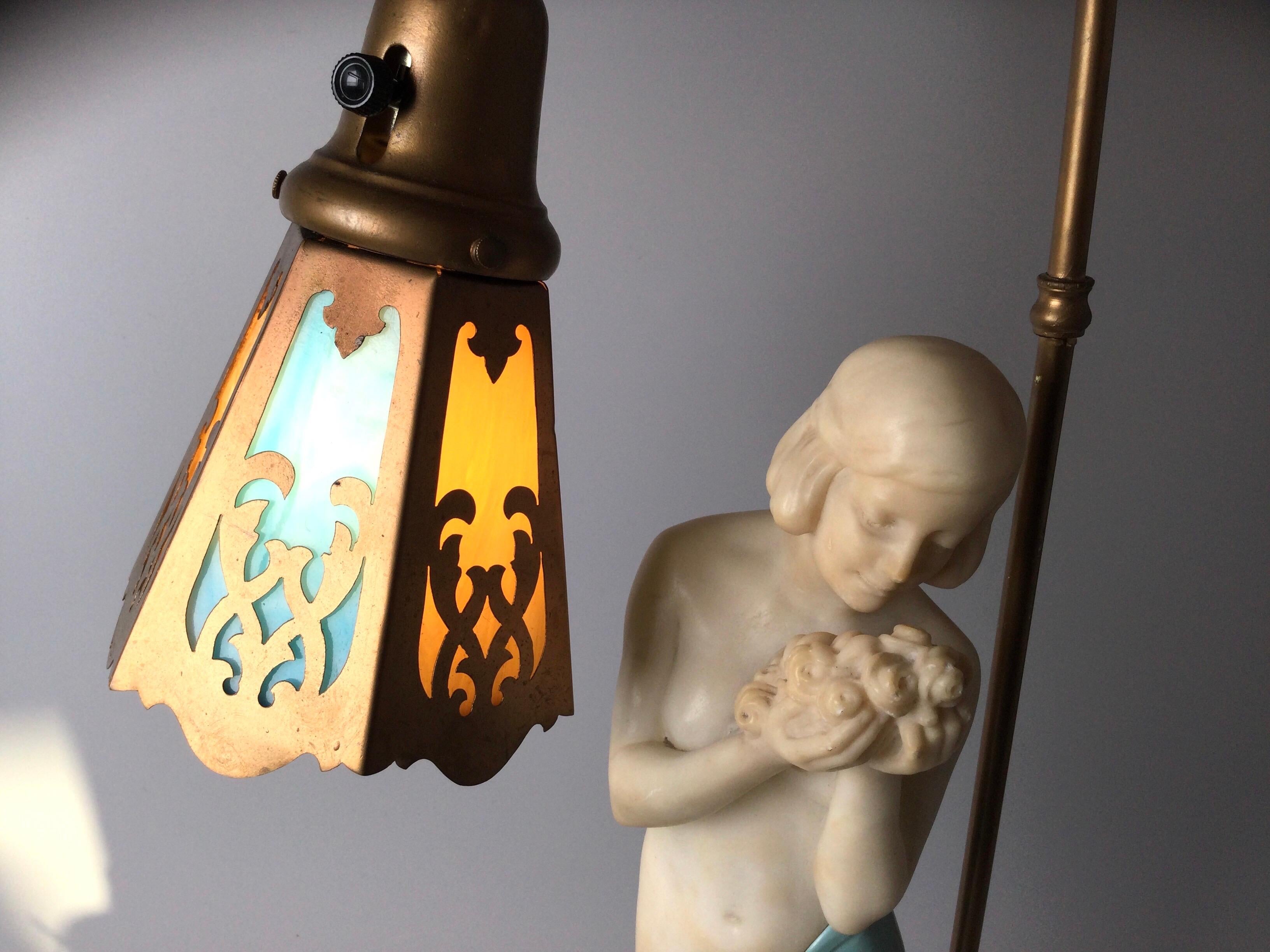 Lampe figurative semi-nue en albâtre et bronze signée avec abat-jour en verre de scorie en vente 6