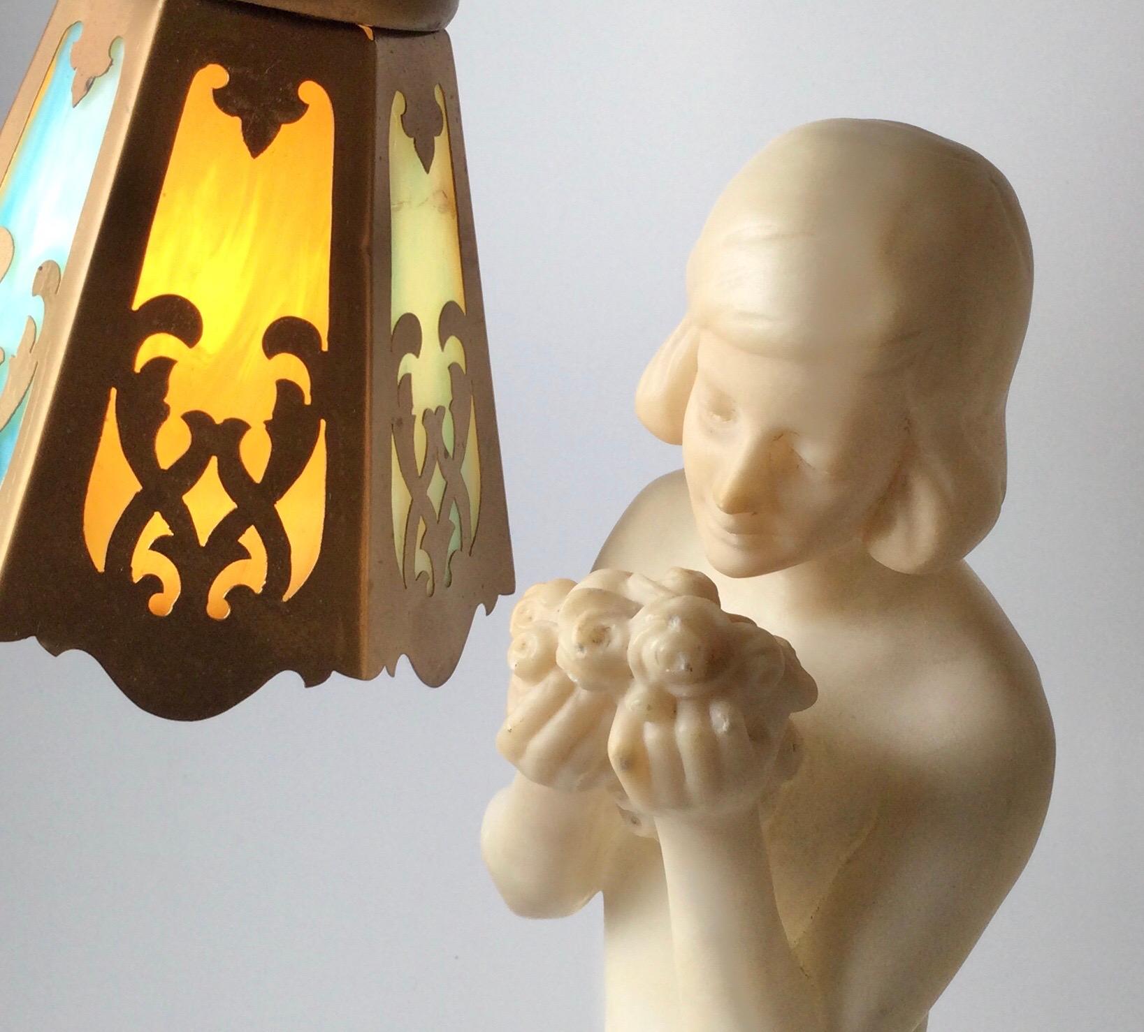 20ième siècle Lampe figurative semi-nue en albâtre et bronze signée avec abat-jour en verre de scorie en vente