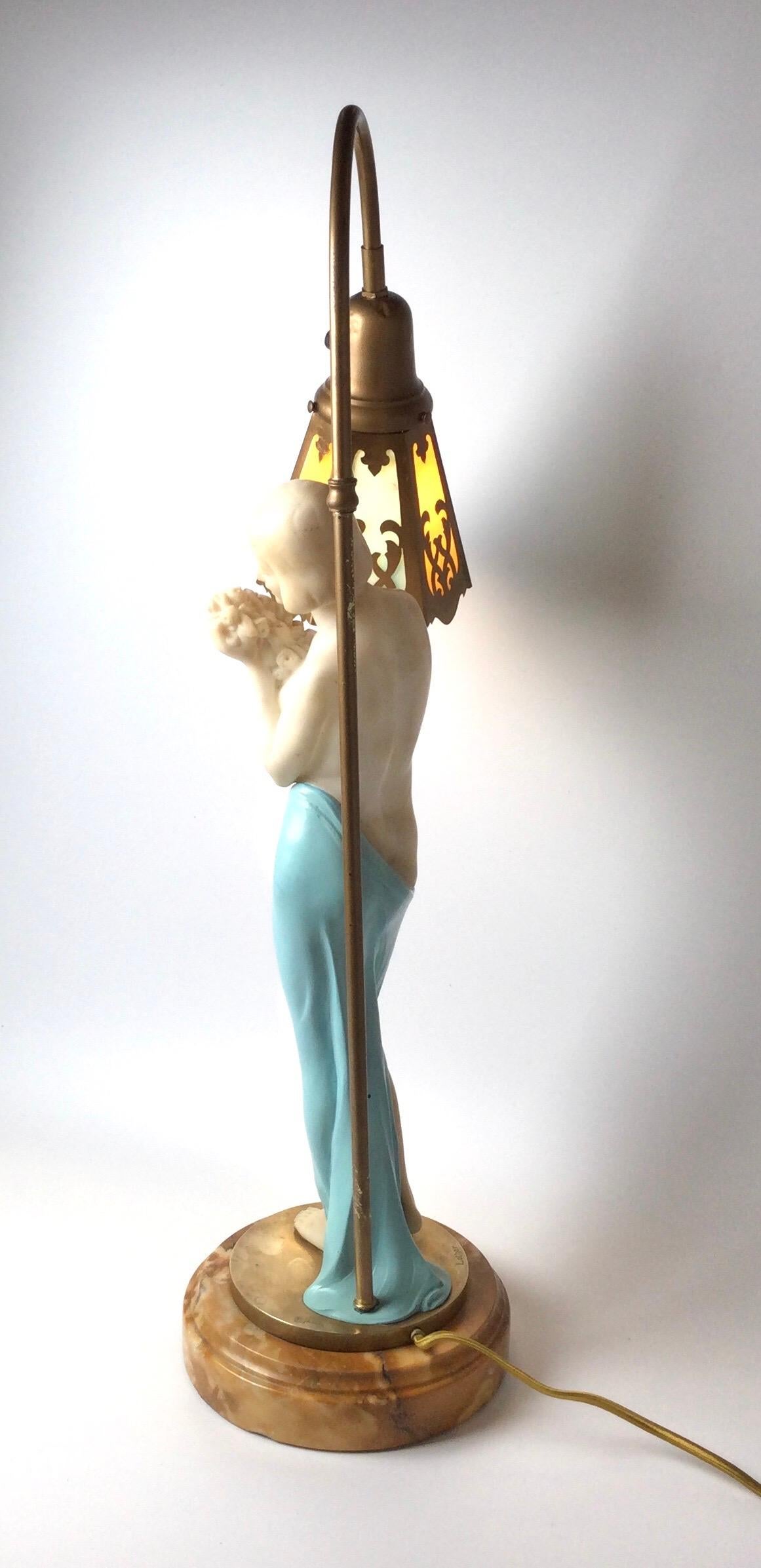 Albâtre Lampe figurative semi-nue en albâtre et bronze signée avec abat-jour en verre de scorie en vente