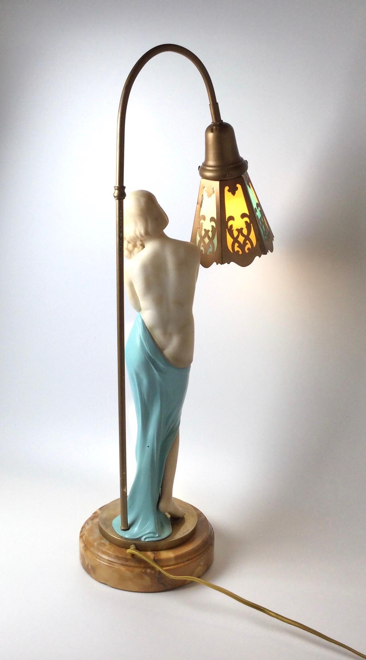 Lampe figurative semi-nue en albâtre et bronze signée avec abat-jour en verre de scorie en vente 1