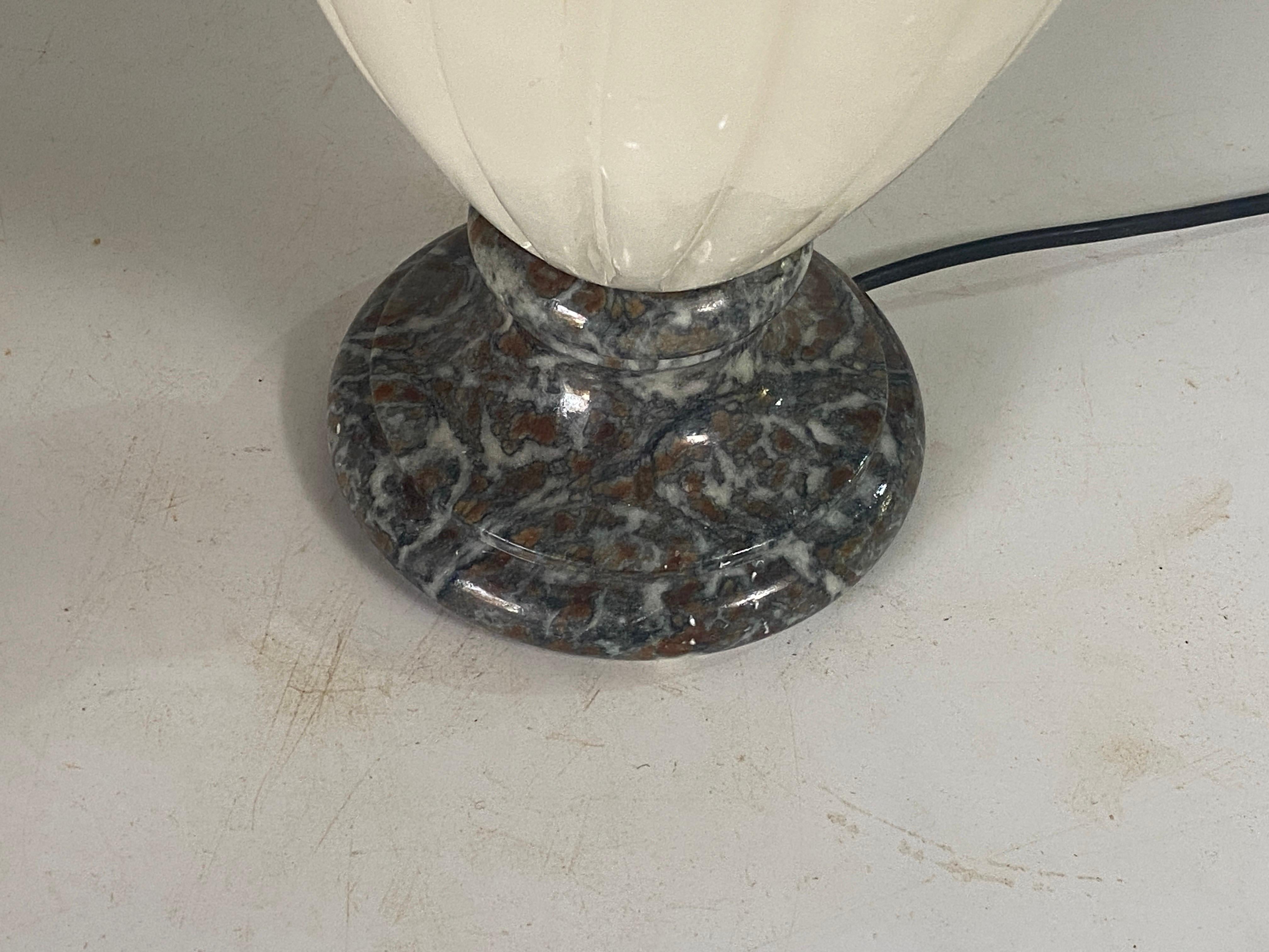 Lampe de table en albâtre et marbre France 20e siècle en vente 4