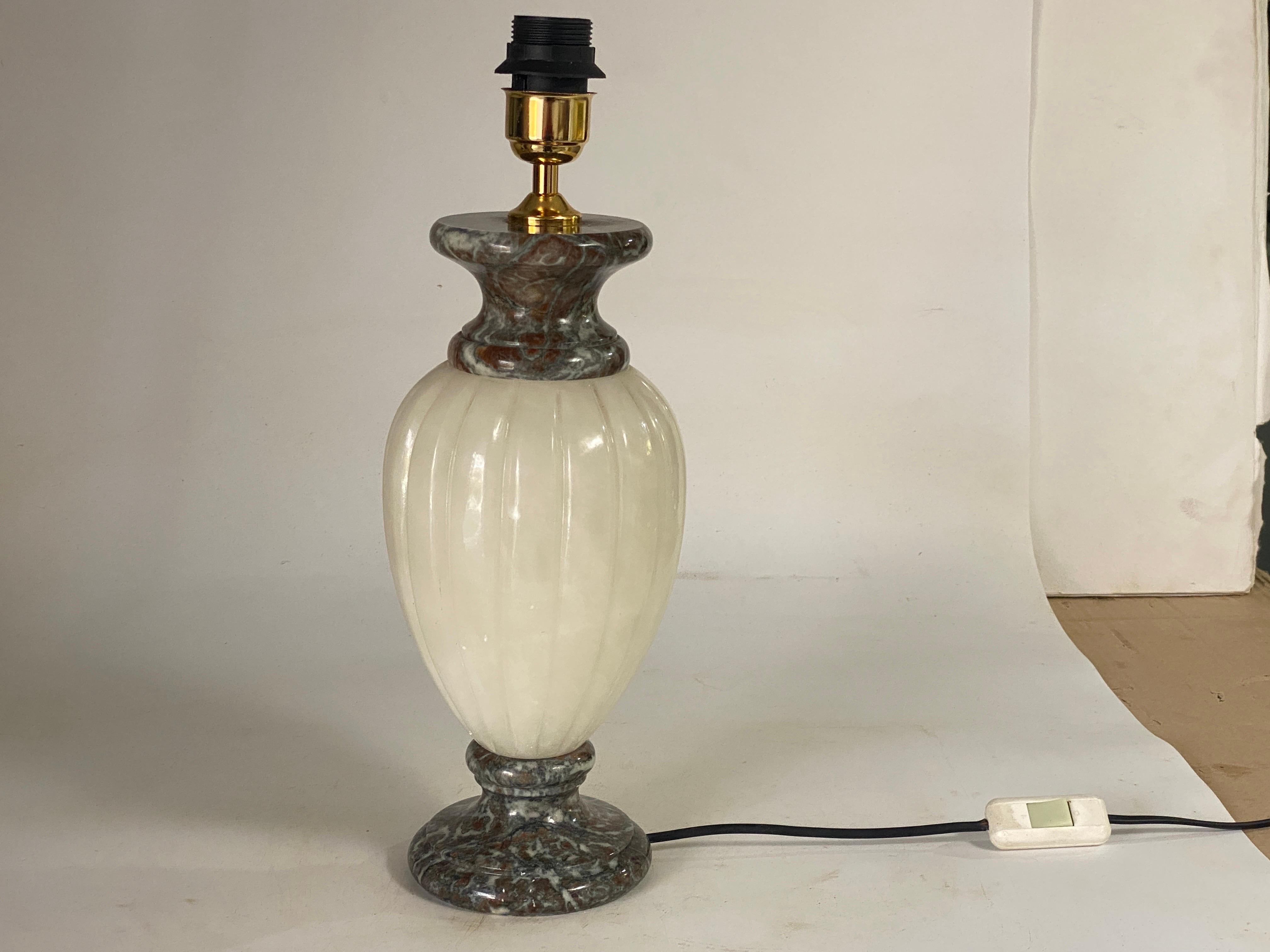Français Lampe de table en albâtre et marbre France 20e siècle en vente
