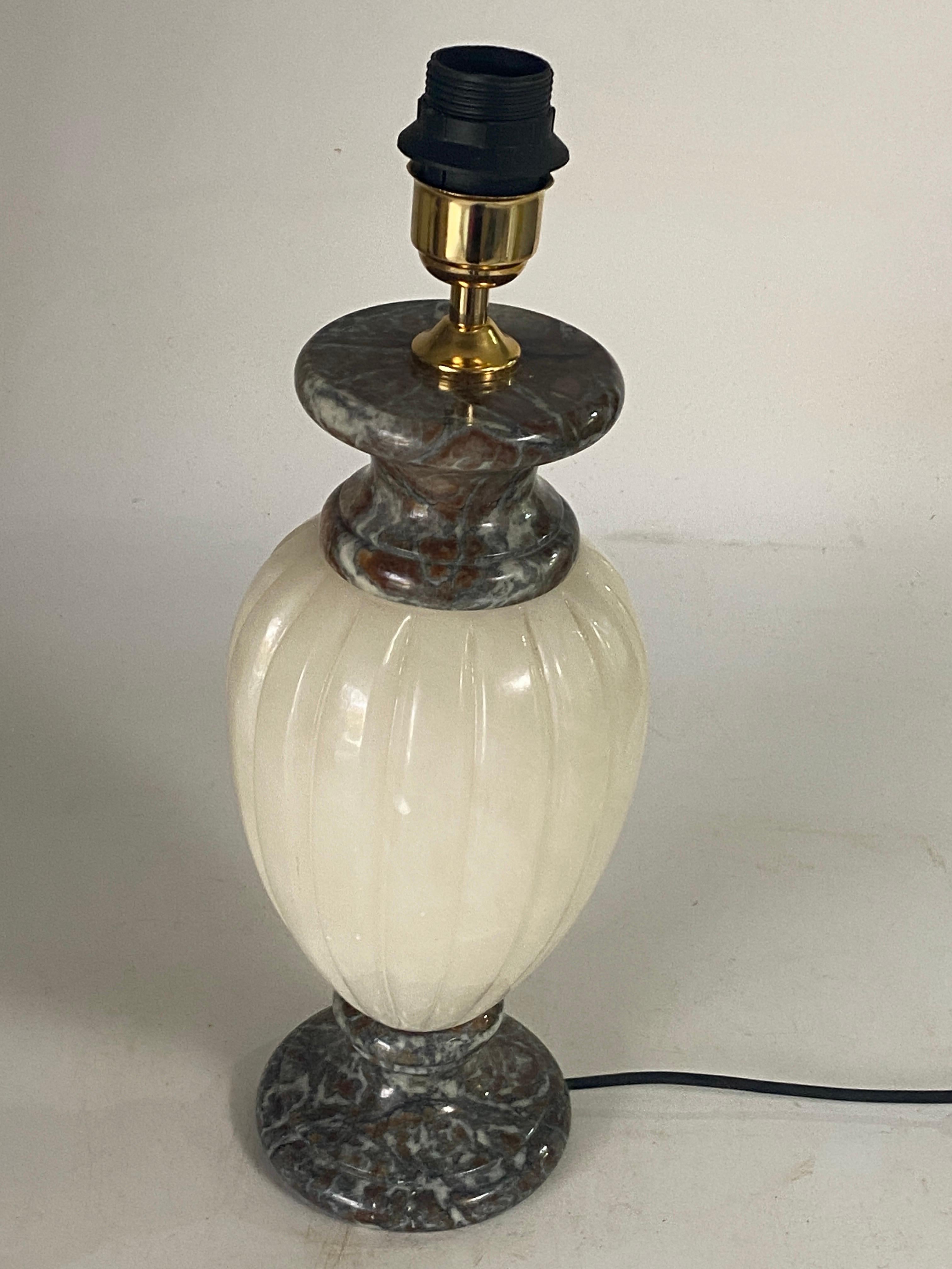 20ième siècle Lampe de table en albâtre et marbre France 20e siècle en vente