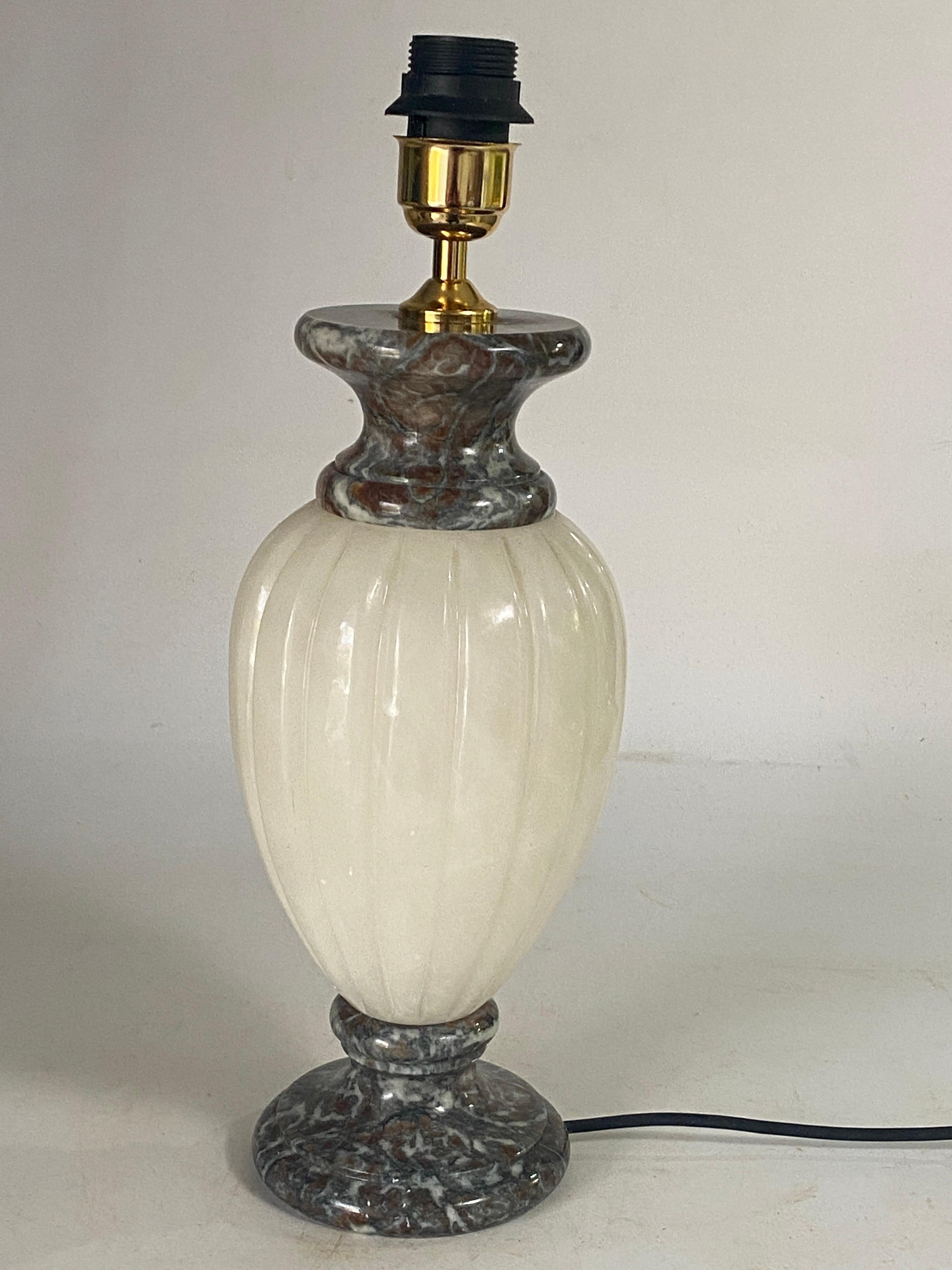 Albâtre Lampe de table en albâtre et marbre France 20e siècle en vente
