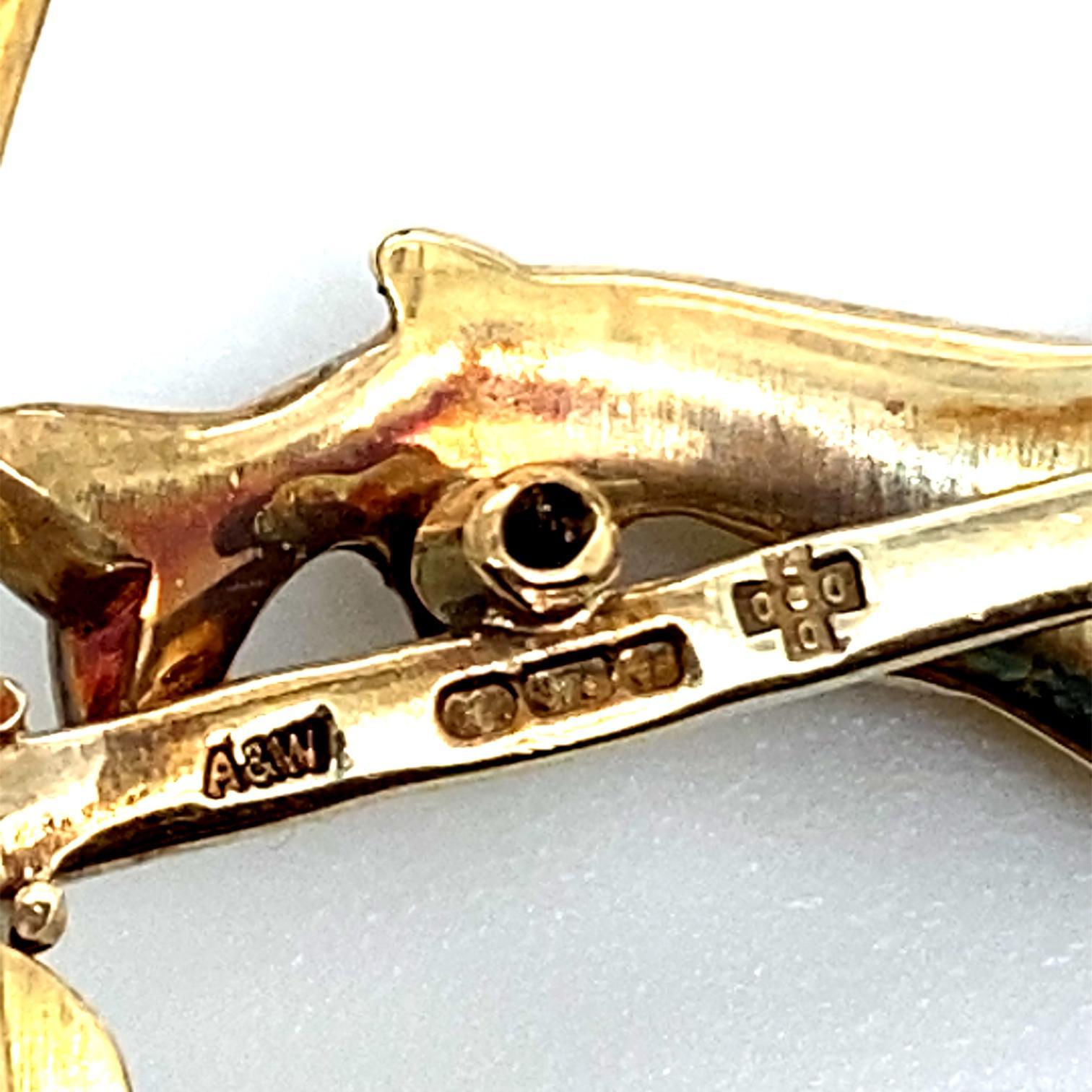 Alabaster and Wilson Vintage Fly Fishing Enamelled Brooch 9 Karat Yellow Gold  For Sale 1