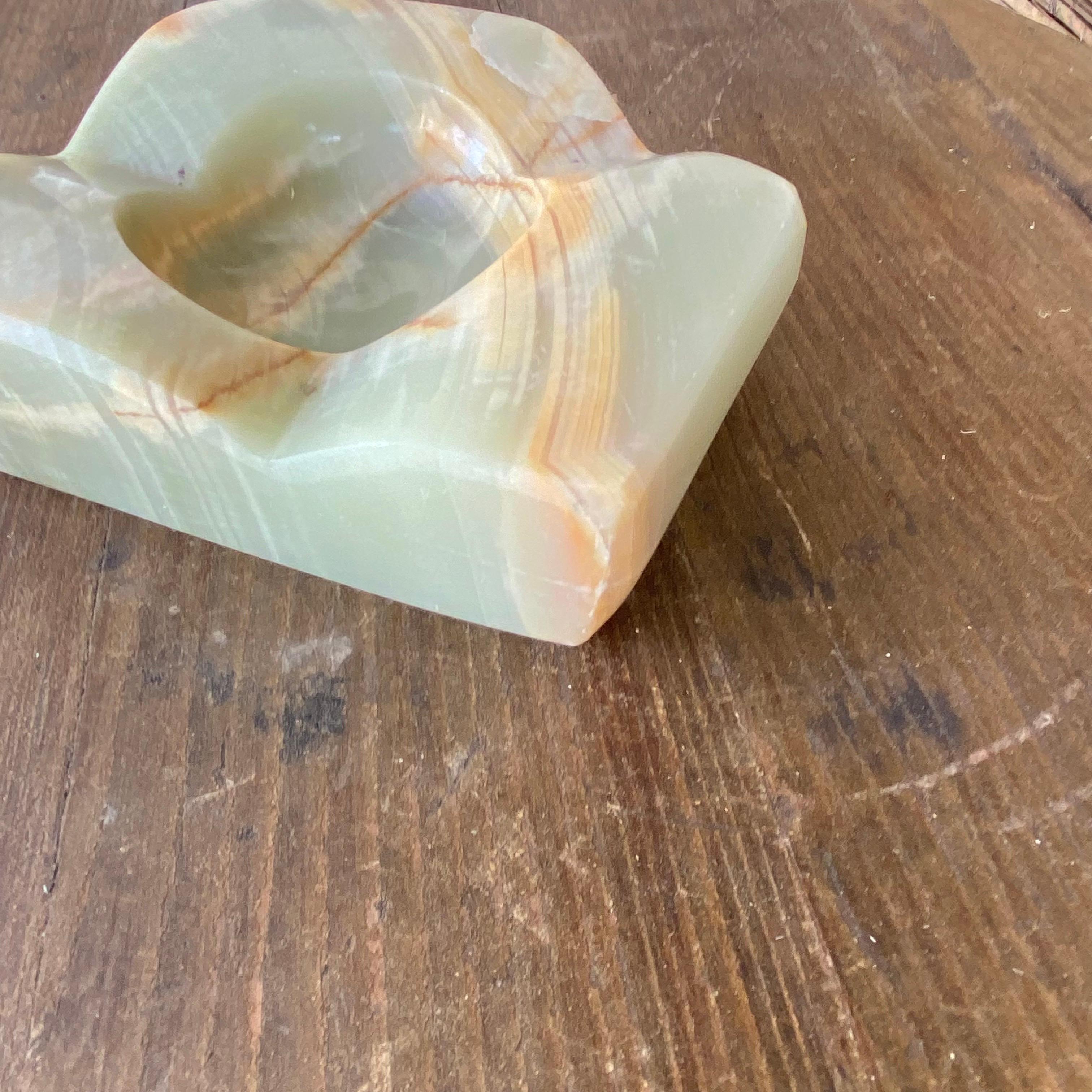 This ashtray is an pale green color, we can see the veining of the Alabaster. It has been made in the 1960's in Italy.
The condition is good.