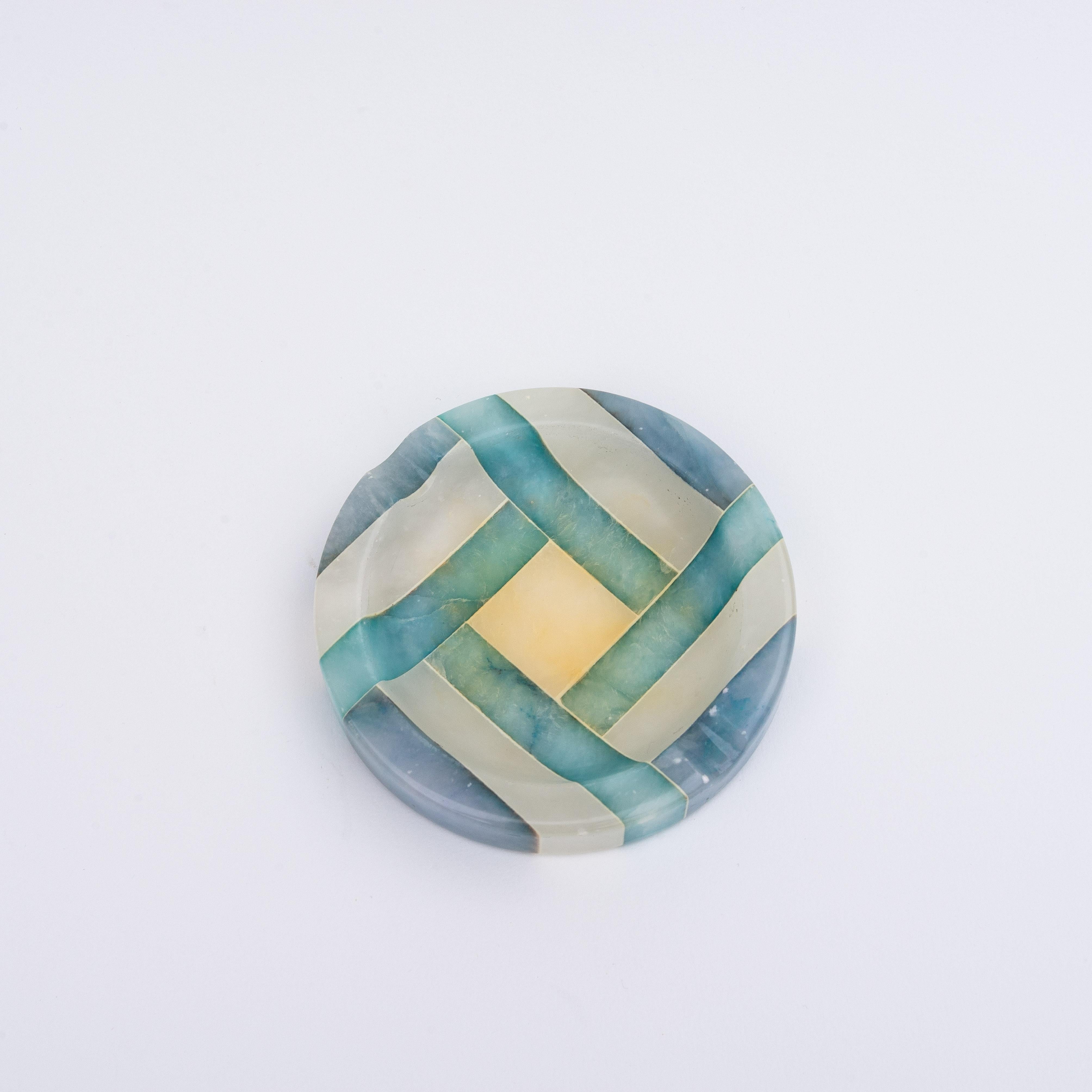 Aschenbecher oder Trinkgefäß aus Alabaster - Steinintarsien - blaue Intarsien - Italien 1970er (Moderne der Mitte des Jahrhunderts) im Angebot
