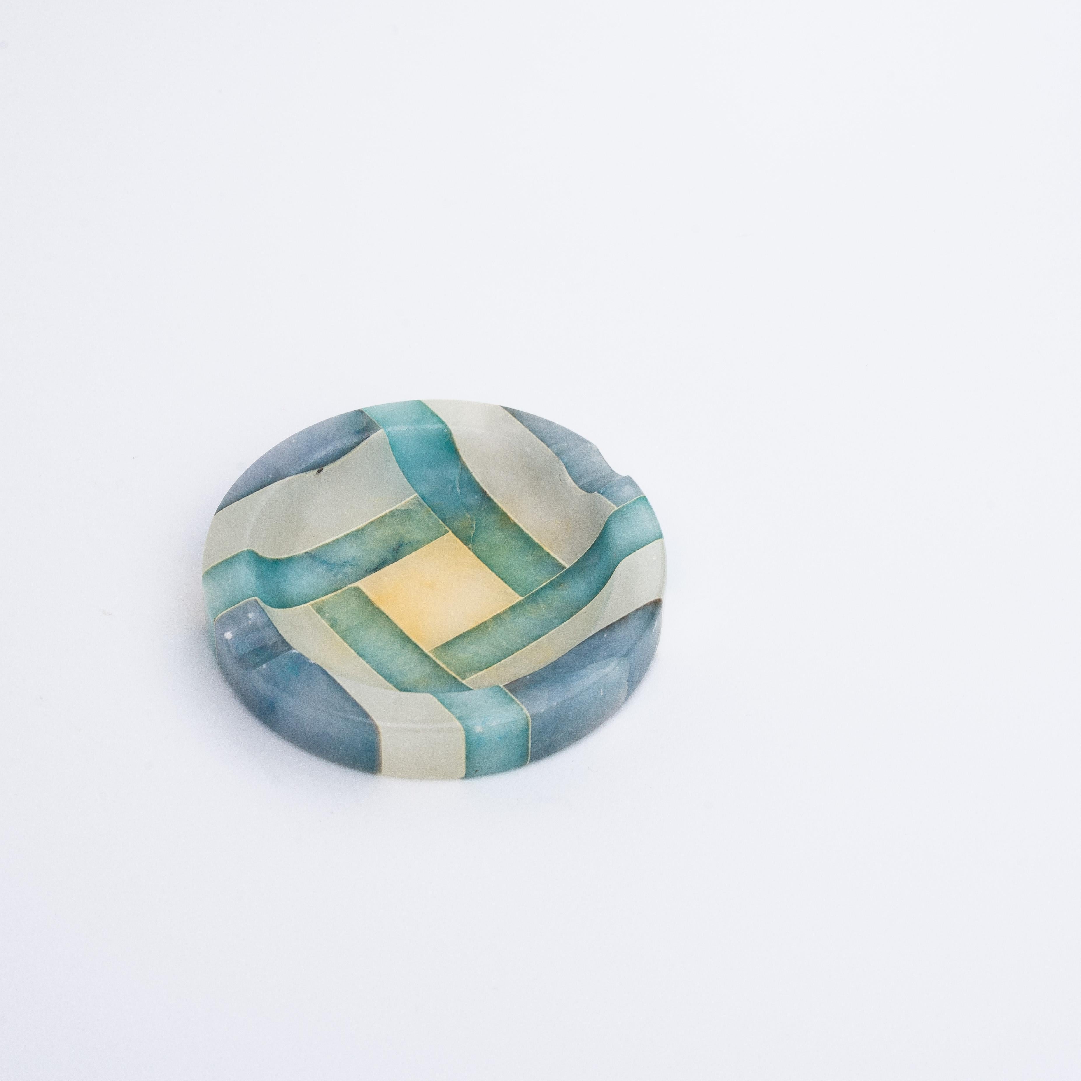 Aschenbecher oder Trinkgefäß aus Alabaster - Steinintarsien - blaue Intarsien - Italien 1970er (Italienisch) im Angebot