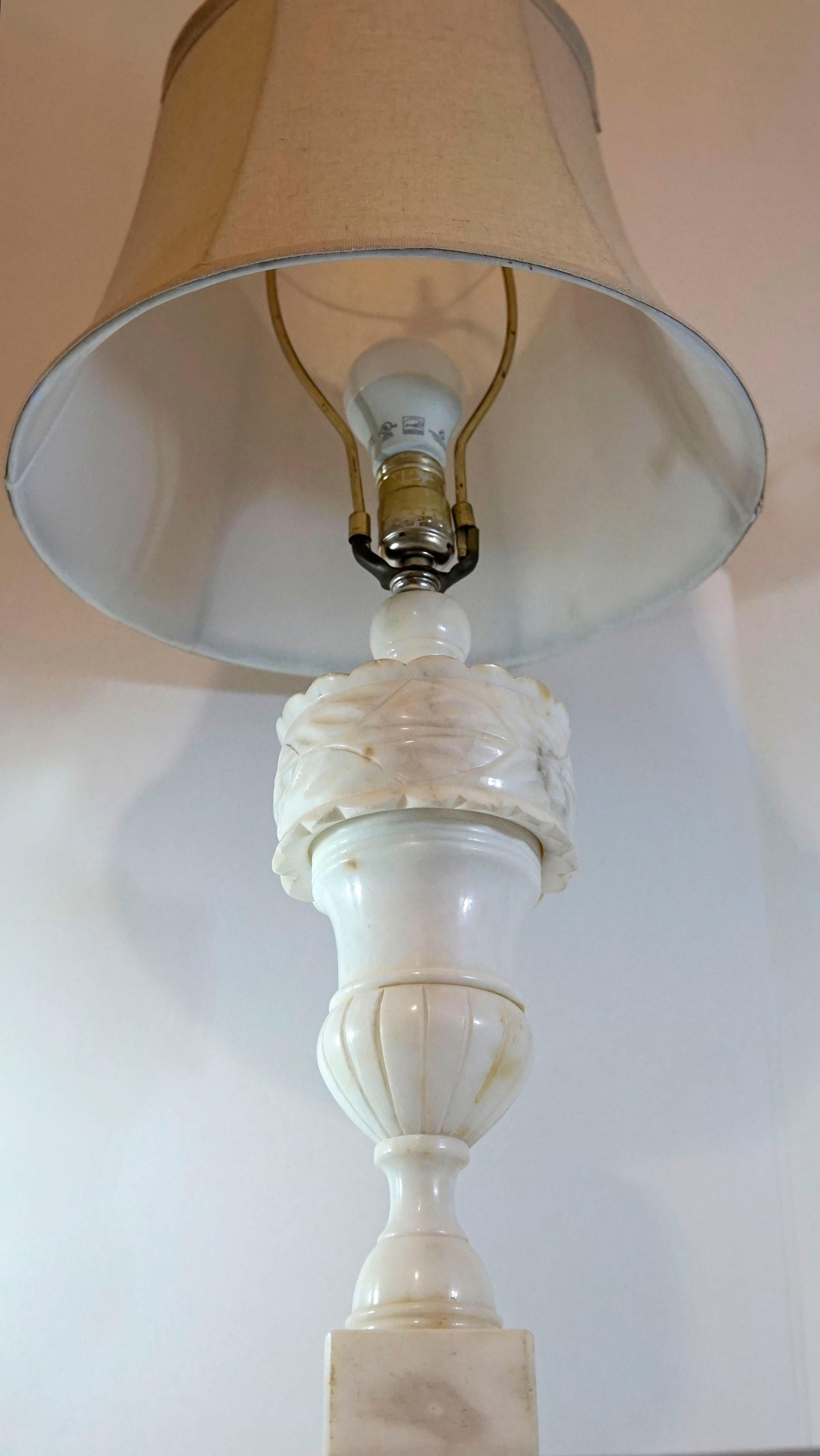Alabaster  Tischlampe in Balusterform aus dem 19. Jahrhundert, handgeschnitzt im Angebot 4