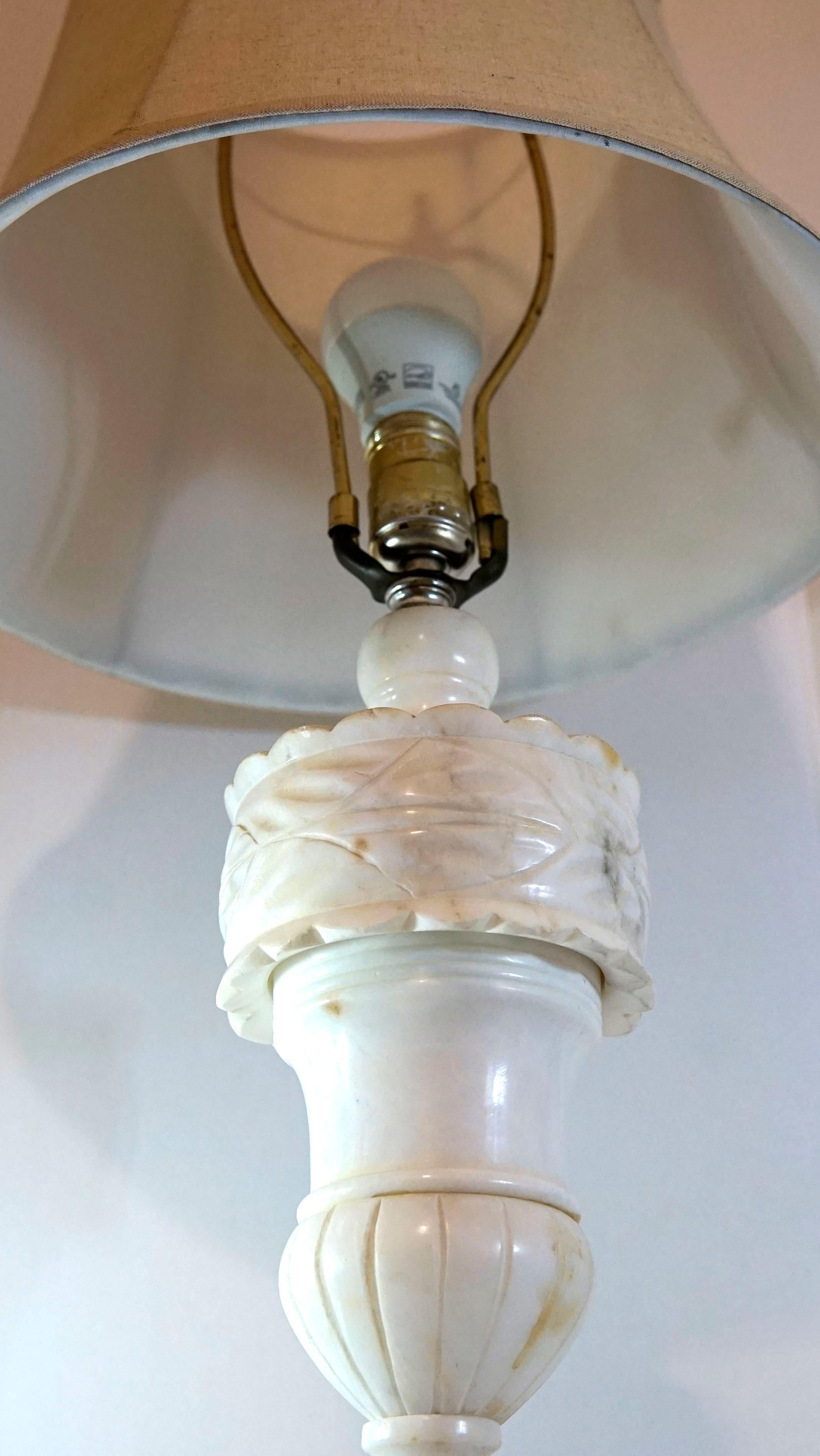 Alabaster  Tischlampe in Balusterform aus dem 19. Jahrhundert, handgeschnitzt im Zustand „Relativ gut“ im Angebot in Lomita, CA