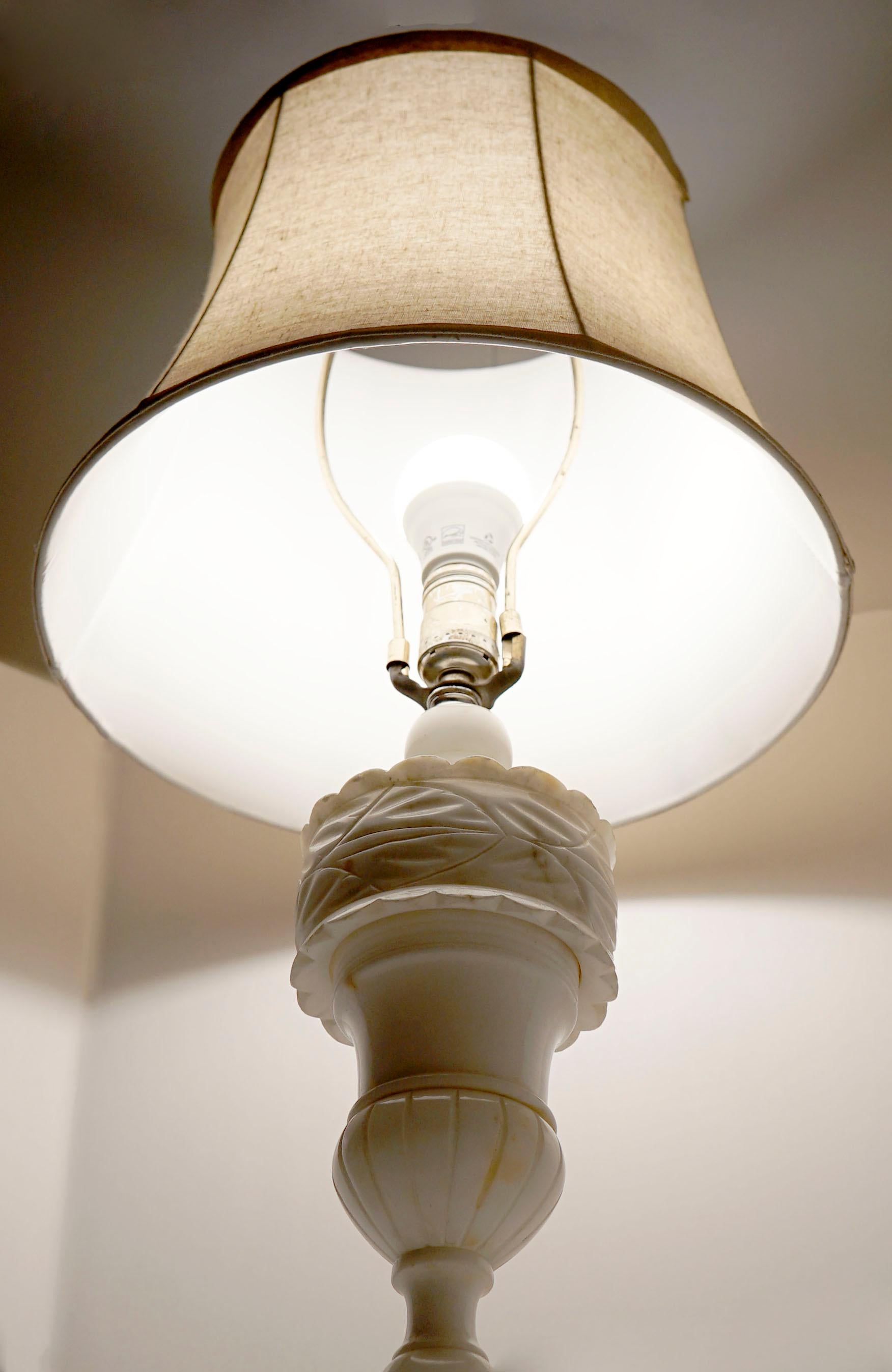 Alabaster  Tischlampe in Balusterform aus dem 19. Jahrhundert, handgeschnitzt im Angebot 3