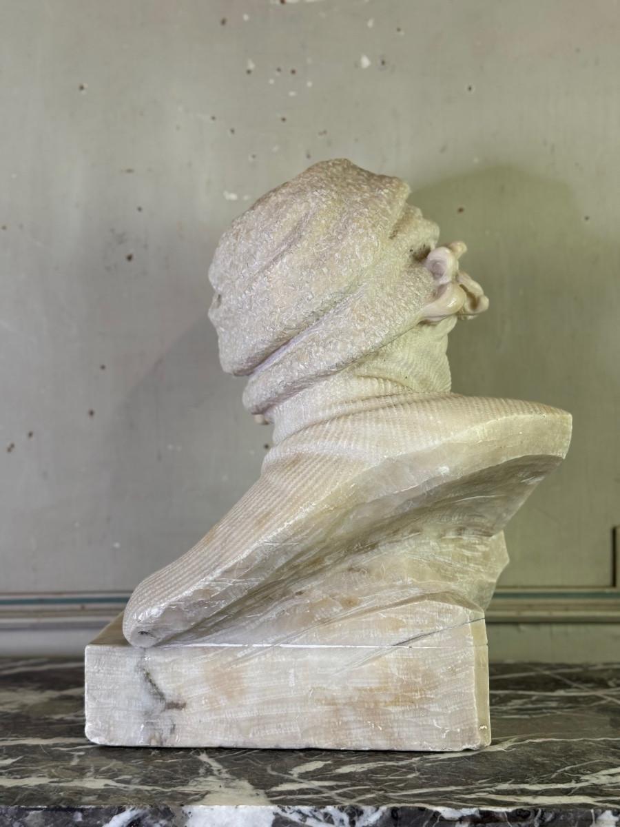 Alabaster bust of a young girl wearing a turtleneck, signed Caloni, Italy, circa In Excellent Condition For Sale In Honnelles, WHT
